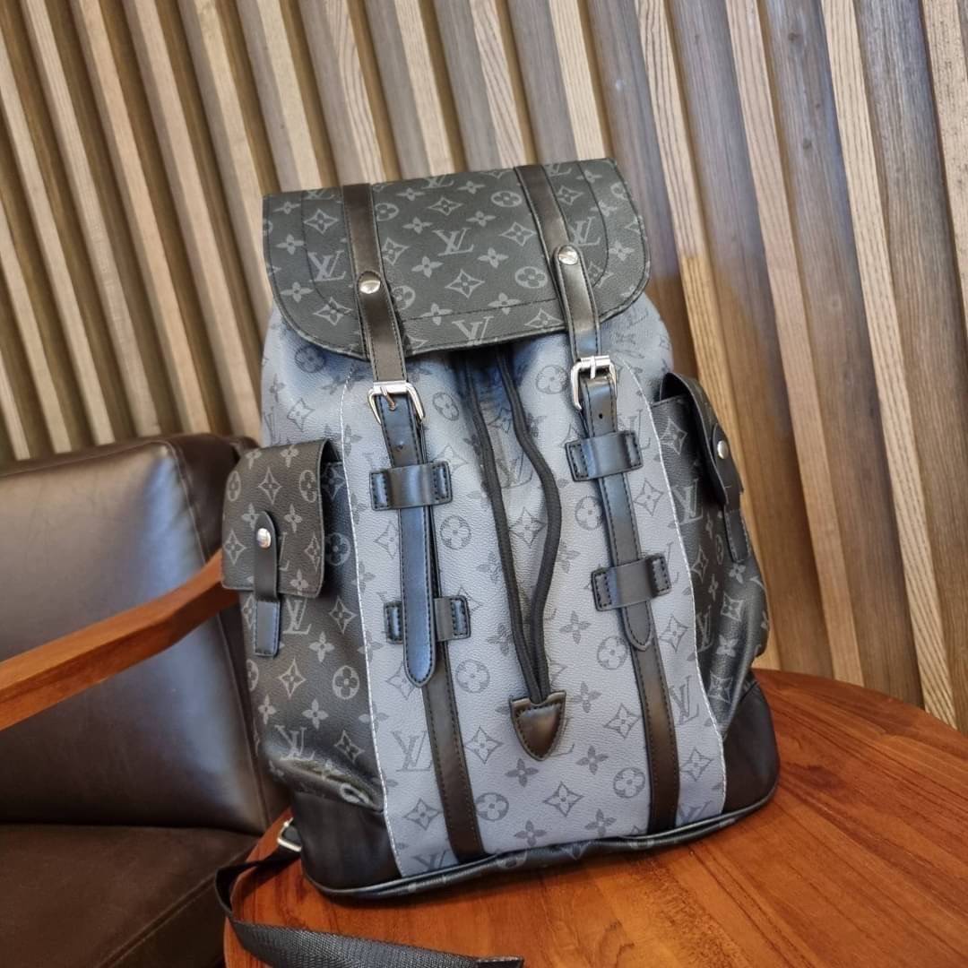 LV Christopher PM Monogram Eclipse Reverse เป้สะพายหลังใบใหญ่ LV MONOGRAM BACKPACK ที่หนุ่มๆตามหากันมากที่สุด LONG WEEKEND กระเป๋าใบใหญ่ต้องมี!! รุ่นสุดฮอต!! ด้วยรูปทรงที่คลาสสิค สไตล์เอกลักษณ์ วัสดุหนังแคนวาส ทนทาน