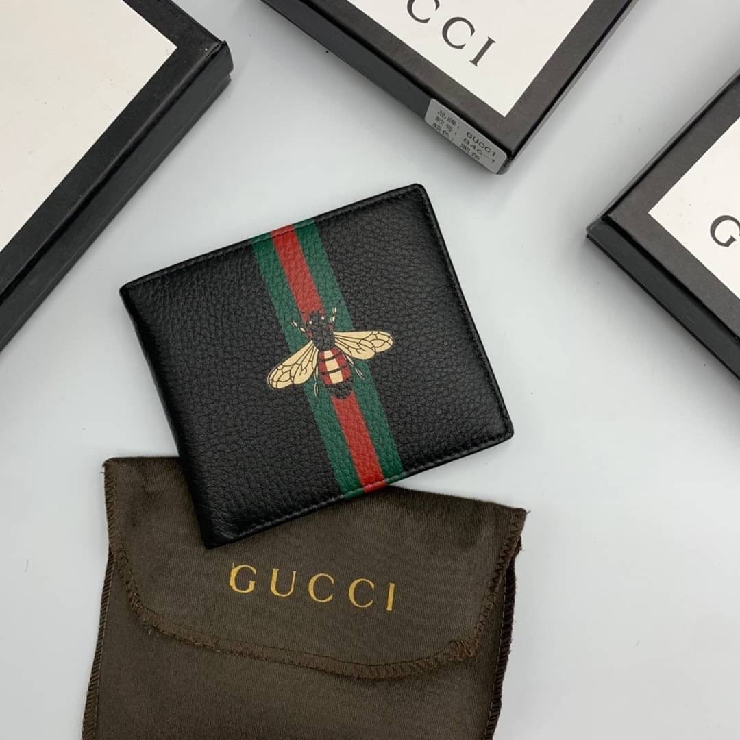 หนังแท้ GUCCI Men Short Wallet รุ่นใหม่ล่าสุด!! หนังสวยเริด ดีงามมากค่าาา กระเป๋าสตางค์ใบสั้น ดีไซน์ใหม่ สวยดูหรู ถือใช้กำลังเหมาะมือ ใส่บัตรได้เยอะ ใส่ธนบัตรได้ทุกชนิด มาครบ set พร้อมส่ง!! เป็นไอเท็มที่หนุ่มๆต้องมีจริงๆจ้า 😎😎