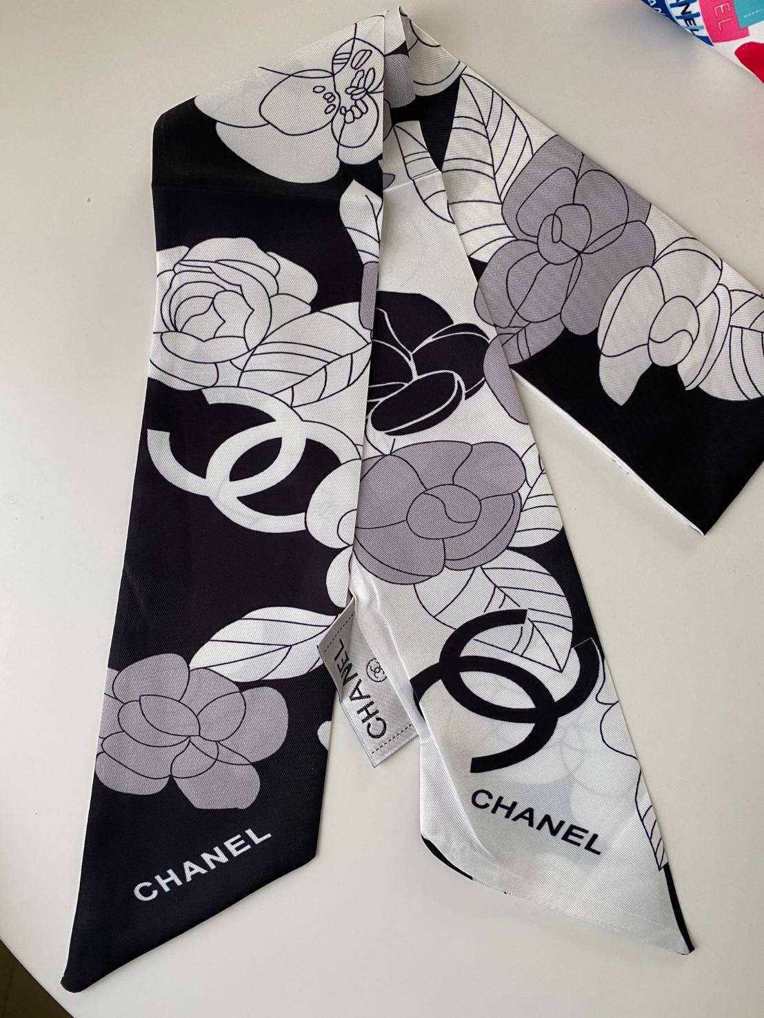 พรีเมี่ยมกิ๊ฟแท้ 100% 】พร้อมส่งที่ไทยที่นี่ที่เดียว CHANEL & LOUIS VUITTON TWILLY SCARF SILK ใช้งานได้อเนกประสงค์ หลากหลายตามไอเดีย