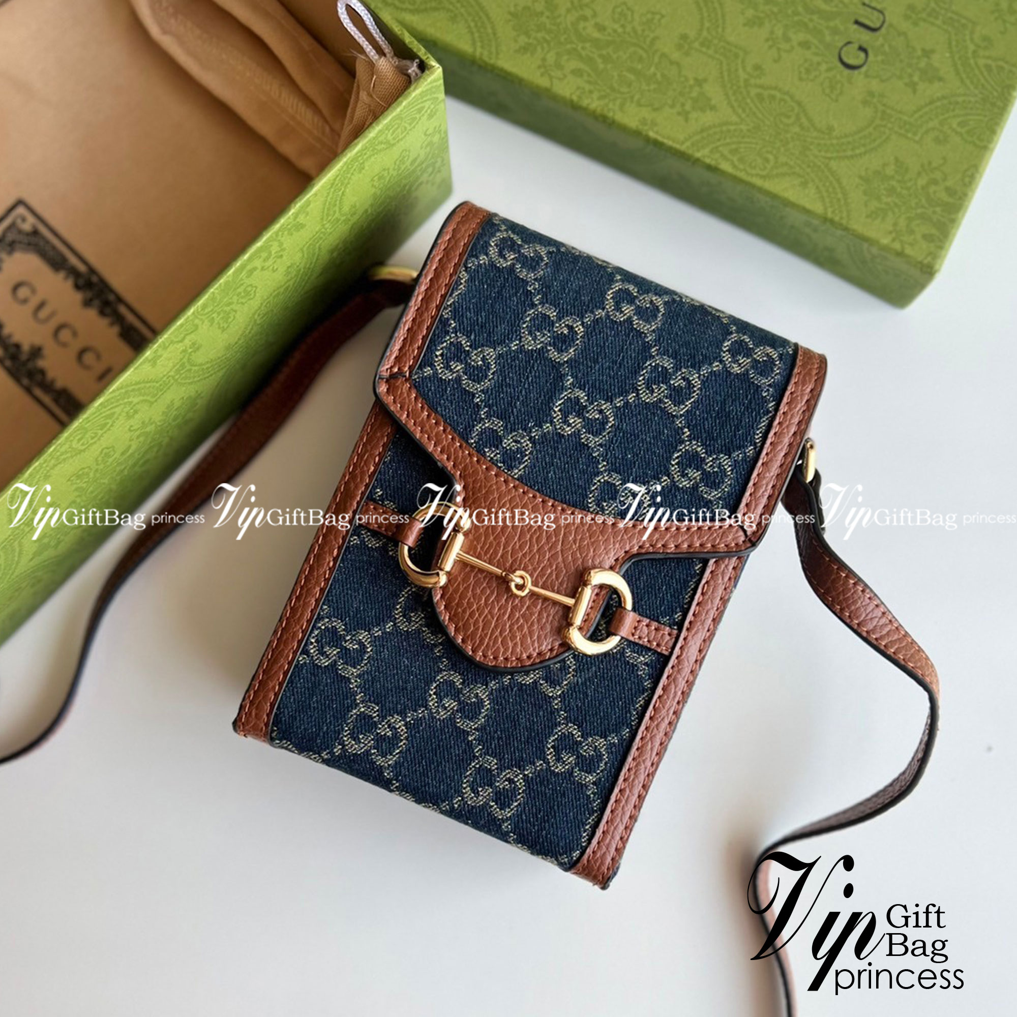 Gucci Horsebit 1955 mini bag / Gucci Phone Bag ออริจินอล เกรดสลับใช้แทนใบจริงได้ รุ่นยอดฮิต ไซส์มินิ ที่ใครๆก็ต้องรู้จัก!! กับกระเป๋าขนาดมินิในรูปแบบผ้าแจ็คการ์ดสีขาวงาช้างและน้ำเงิน ได้รับแรงบันดาลใจมาจากดีไซน์ดั้งเดิม ซึ่งแอคเซสเซอรี่นี้โดดเด่นด้วยรายละ