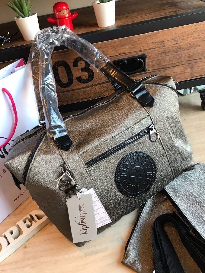 KIPLING ART ORGANISED Metallic Tote Bag with Laptop Compartment กับอีกหนึ่งคอลเลคชั่นของ GO MONDAY collection วัสดุ synthetic (structured, coated) กระเป๋าถือหรือสะพายที่ภายในมีช่องแยกเป็นสัดส่วน ตรงกลางมีช่องใส่ Laptop มีเบาะหุ้มหนาโดยเฉพาะ มีช่องใส่ขวดน้