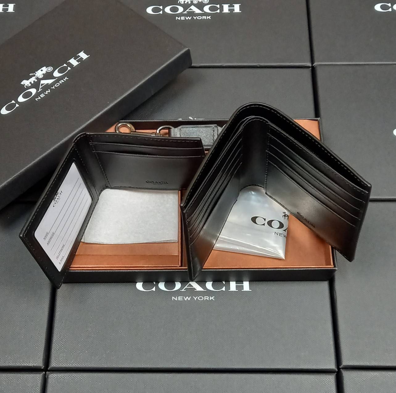 COACH COMPACT ID WALLET IN SIGNATURE WITH KEY FOB LIMITED BOX(COACH F74993)🍁กระเป๋าสตางค์ใบสั้น มาพร้อมใบลูกแบบแพ๊คคู่ +พวงกุญแจ//วัสดุหนังแคนวาสคุณเยี่ยมสลับหนังแท้ ทรงสวยคลาสสิคได้ใจใครหลายๆคนไปเรียบร้อย โดดเด่นลงตัวมาก ใส่บัตร ธนบัตร ครบมาก **เ