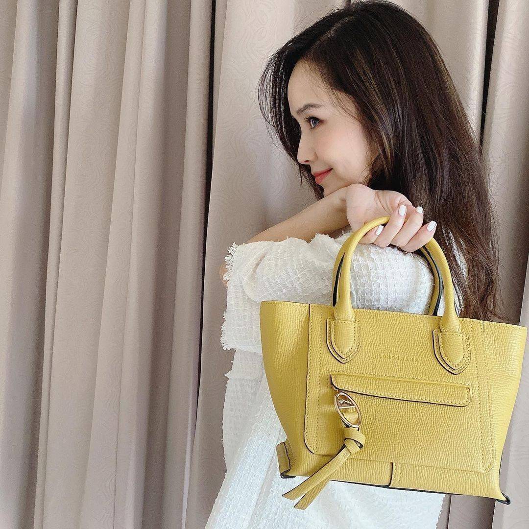 LONGCHAMP MINI MAILBOX TOP HANDLE BAG กระเป๋าถือ/Crossbody รุ่นหายาก!! รุ่นใหม่ล่าสุด ดีไซน์ด้วยเส้นด้ายที่ดูโฉบเฉี่ยว และ รูปทรงสี่เหลี่ยมคางหมู ทรงสวยโดดเด่น