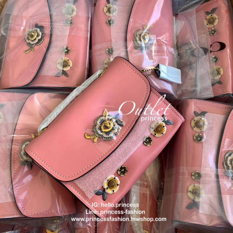 COACH PARKER MINI CROSSBODY BAG กระเป๋าสะพายจาก coach factory outlet วัสดุ pvc หนังนิ่ม ด้านหน้าแต่งอะไหล่สวย น่ารักค่ะ เปิดปิดกระเป๋าแบบหมุนล็อค ภายในสามารถใส่มือถือได้ทุกรุ่น;กระเป๋าสตางค์ใบสั้นได้ มีช่องเล็กใส่ของจุกจิกค่ะ ซัปในผ้ากึ่งกำมะหยี่นุ่มมือที