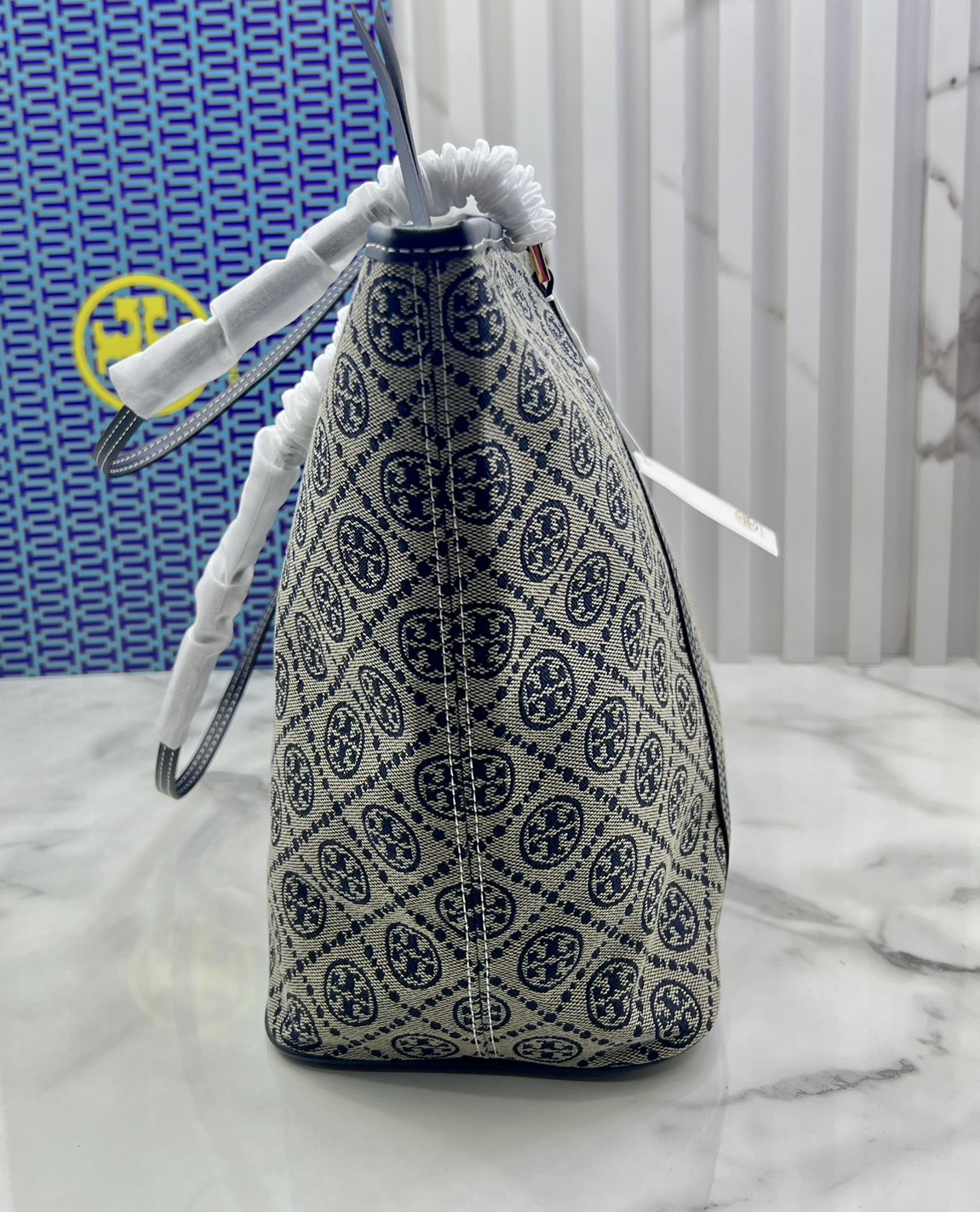 ORI หนังแท้ | Tory Burch T Monogram zip tote bag กระเป๋าทรงโท้ทใบใหญ่ทรงกว้างพร้อมใบเล็กเข้าเซ็ท ดีไซน์สายหนังแต่งคาดหน้า ตัวงานผ้าแจ็คการ์ดตัดขอบหนัง เดอะเบสท์ เซลเลอร์!!