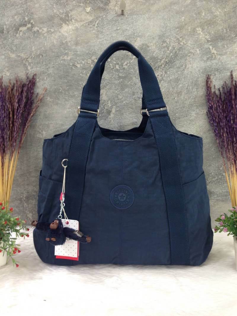 Kipling รุ่น Cicele กระเป๋าสะพายไหล่ใบใหญ่ สวยน่ารัก ตัวกระเป๋าด้านในเป็นช่องโล่งแบบปิดเปิดด้วยซิป มีช่องซิปด้านใน ด้านข้างกระเป๋า มี 2 ช่อง ปิดเปิด ด้วยเทป พร้อมที่ใส่โทรศัพท์ ปากกา และ MP 3 ในส่วนด้านใน และ ด้านข้างกระเป๋า ซ้าย-ขวา เป็นช่องขนาดเล็กสำหรั