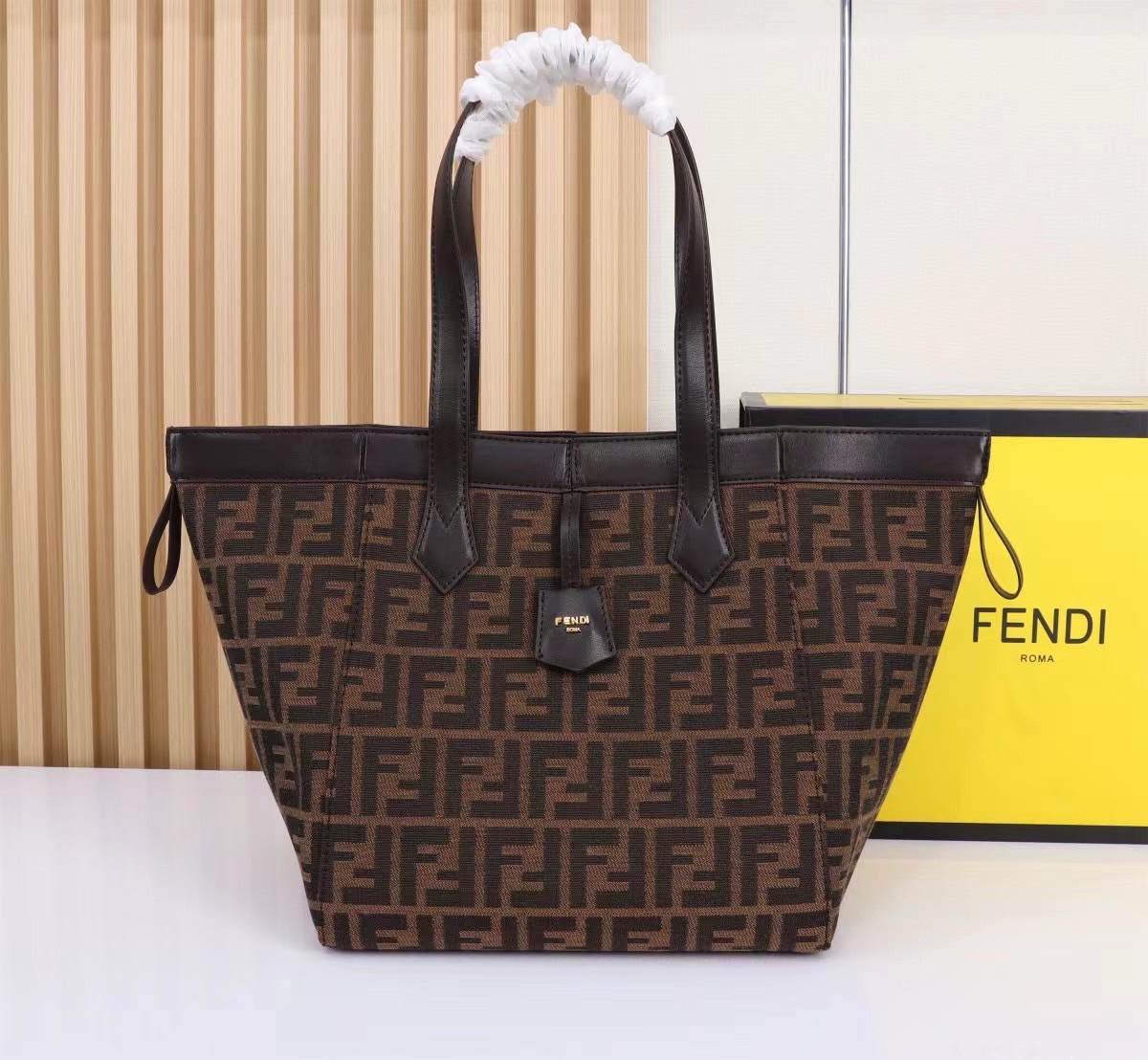 พร้อมส่ง 3 สี FENDI Origami Large Brown FF jacquard fabric bag / FENDI Tote Bag กระเป๋าทรงโท้ทใบใหญ่ สะพายได้2ทรงรูปลักษณ์สวยงามทันสมัย 🧡 เกรดออริจินอล 1:1 สลับแท้