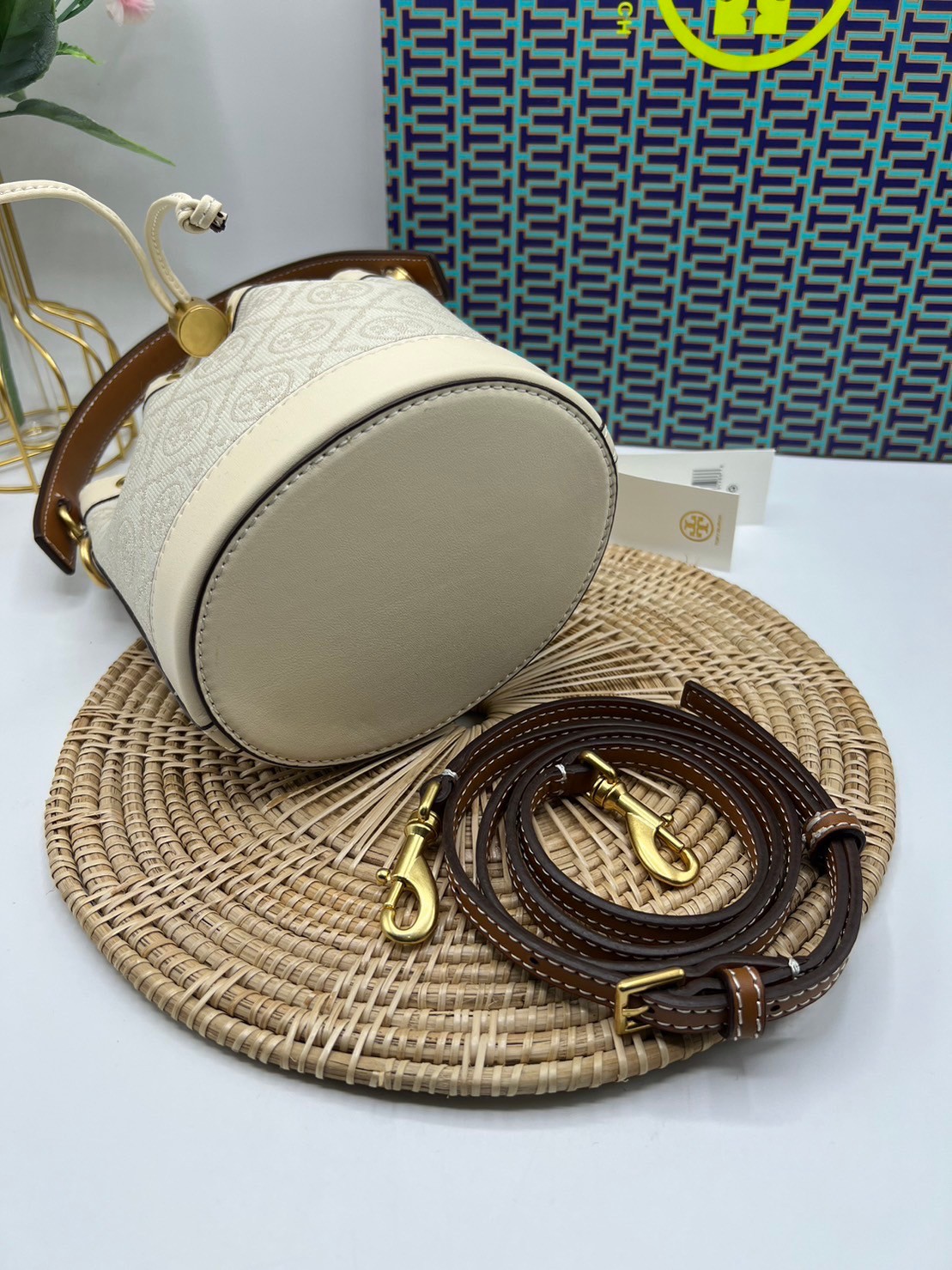 TORY BURCH Mini T Monogram Bucket Bag / Tory Mini Bucket Bag กระเป๋าทรงบัคเก็ต ไซส์มินิสุดคลาสสิก กระเป๋าทรงขนมจีบ