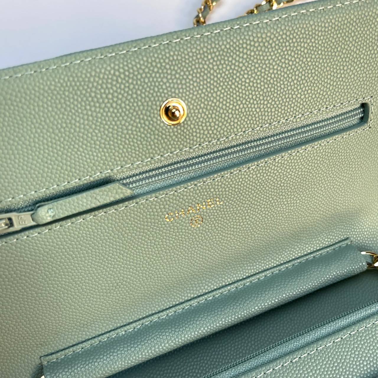 VIP 】หนังแท้ CHANEL WOC style โทนสีพาสเทล กระเป๋าสะพายทรงสวยตลอดกาล วัสดุหนังลายคาเวียร์ เนื้อนุ่ม อยู่ทรงคุณภาพดีตามแบบฉบับของแบรนด์ น้ำหนักเบา ด้านหน้ามีโลโก้แบรนด์อะไหล่หรู มีช่องใส่บัตร ใส่ของจุกจิก เปิดปิดด้วยฝาปิดกระดุม ซับในหนัง ตัวจริงสวยมากๆถูกใจ