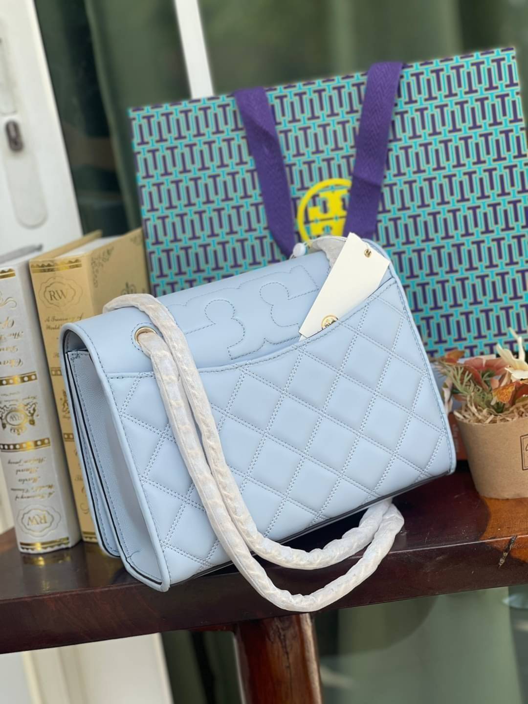 Tory Burch Savannah Convertible Shoulder Bag สาว ๆ ลุคสาวๆไม่ควรพลาด Collection นี้เลยนะคะ เป็นรุ่นที่ตอบโจทย์และครองใจสาว ๆ ได้อย่างแท้จริง เนื่องจากมีดีไซน์เรียบหรู โดยทางแบรนด์ได้ใช้เทคนิคการเย็บบนหนังเป็นลายเส้น (Chevron) ทำให้กระเป๋าดูมีราคามากยิ่งขึ