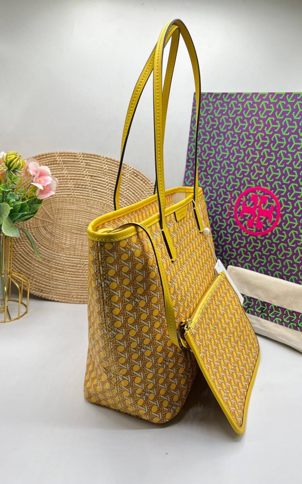 Tory Burch Ever Ready Zip Tote Small Coated Canvas / Tory Burch Geo Logo Tote กระเป๋าโท้ท พิมพ์ลายด้วยลวดลายสานตะกร้าอันเป็นเอกลักษณ์ของแบรนด์ ซึ่งได้แรงบันดาลใจจากความหลงใหลในงานจักสานของผู้ก่อตั้ง