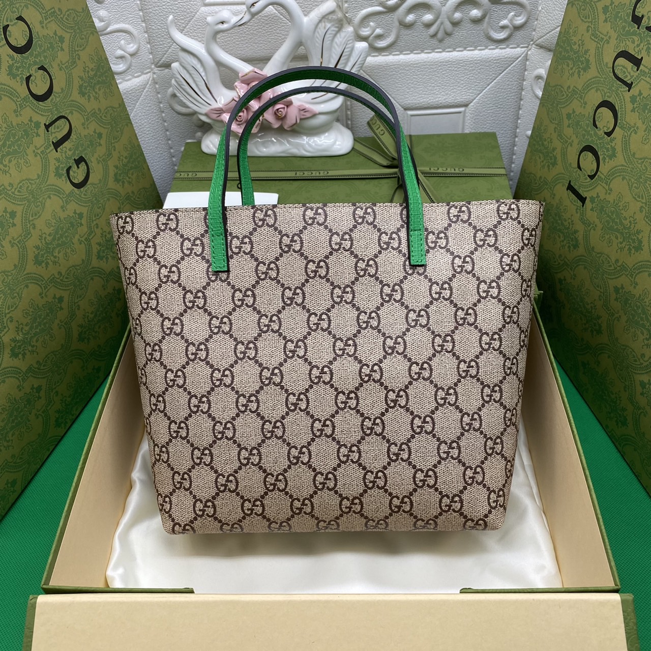 (รวมแบบ) หนังแท้ GUCCI Animal-Friendly Gucci Kid GG Supreme Tote Bag ลายใหม่น่ารักมากเลยค่าา งานหนังแท้ทรงตั้งสวย ขนาดกะทัดรัด จุของได้เยอะ ใช้ได้ทั้งเด็กและผู้ใหญ่ น่ารักมากค่ะ