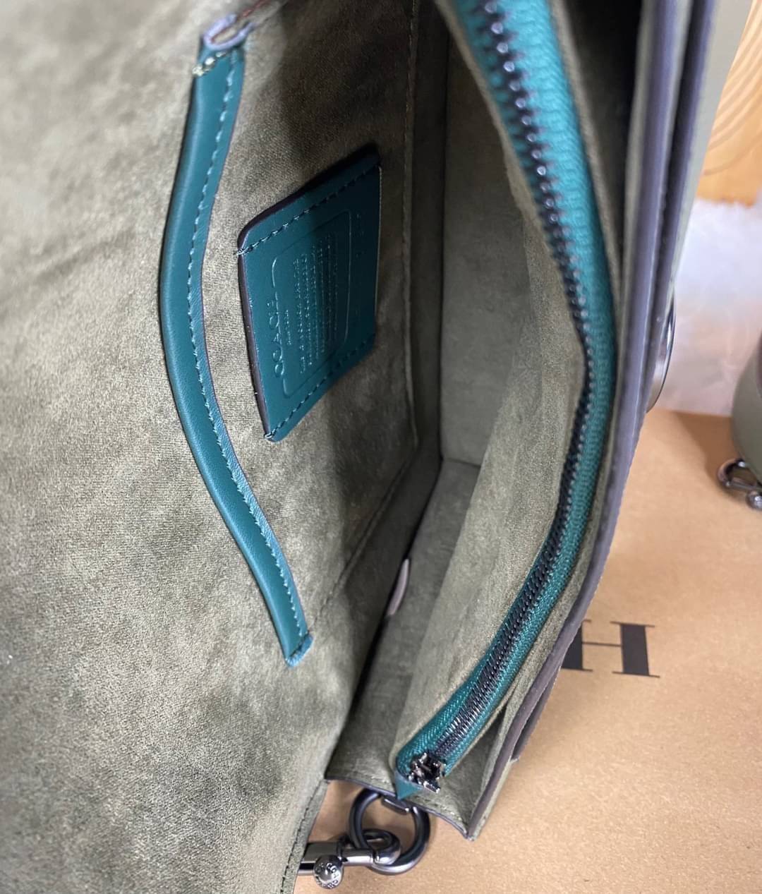 COACH TABBY SHOULDER BAG 26 ((73995)) พัฒนามากจากกระเป๋า Coach รุ่นดังยุค 1970 ทำจากผ้า Canvas เคลือบลายซิกเนเจอร์ หนังลายกรวดและหนังกลับ ด้วยวัสดุคลาสสิค มากับสายที่ถอดได้ถึง 2 สาย ไม่ว่าจะเป็นสายหิ้วหรือสายสะพาย หนังลายกรวดและหนังลูกวัวแบบเนื้อละเอียด แ