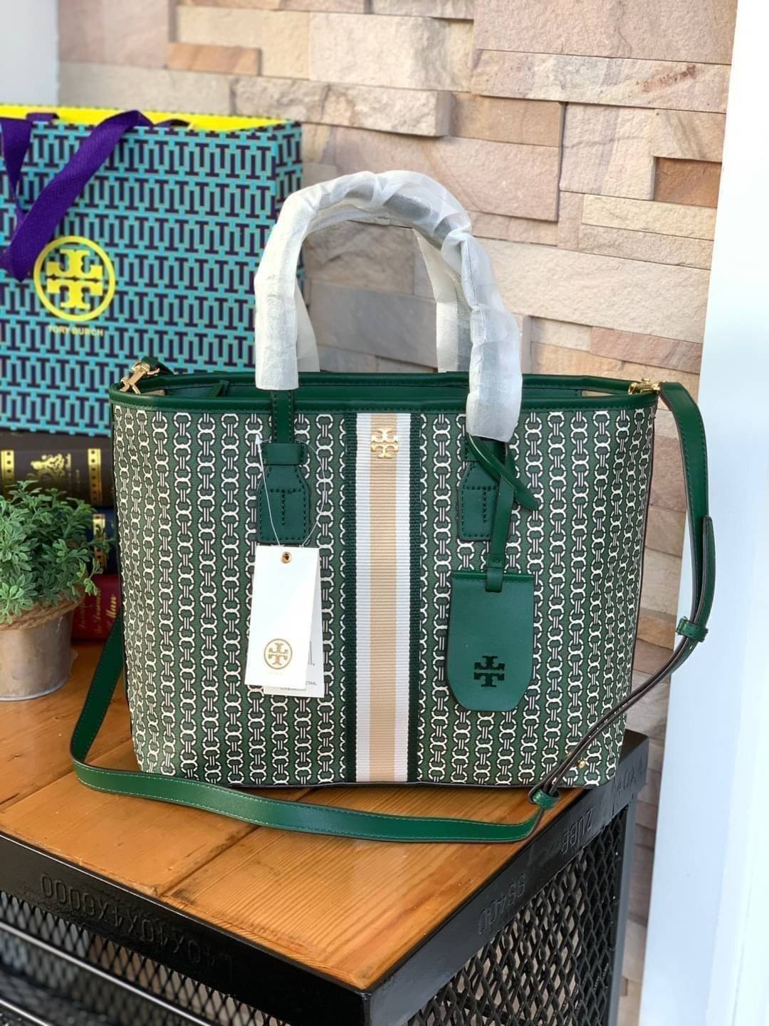 ของแท้ 💯% Tory Burch Gemini Link Canvas Small Tote กระเป๋าสุดปังจากทอรี่ เบริช์(Tory Burch) อย่างเจมิไนลิงค์ ในทรง tote bag ซึ่งผลิตจากผ้าใบเคลือบผิวด้าน มีเอกลักษณ์โดดเด่นที่ลายทางตรงกลาง