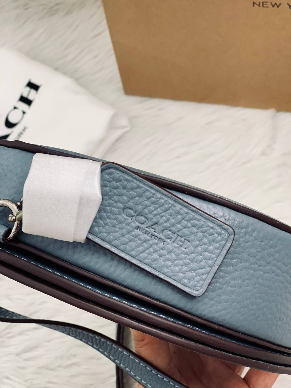 พร้อมส่งที่ไทยครบทั้ง6สีค่ะ 😘 Coach Ellen Crossbody In Signature ((C1432)) กระเป๋าทรงฮาฟมูนรูปทรงคลาสสิก ออกแบบให้มีลักษณะโค้งมน ไม่ดูเป็นทรงแข็งจนเกินไป ดีไซน์และสีของกระเป๋ายังเรียบง่าย เข้าได้กับทุกชุด สะพายครอสบอดี้ร์//สะพายข้าง หรือถือแบบคลัท