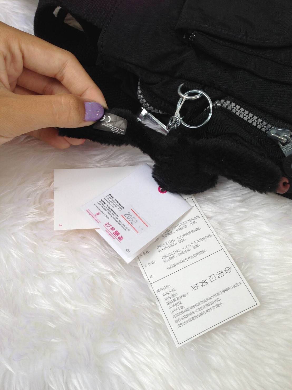 KIpling Felix Large Handbag Bag กระเป๋าถือหรือสะพายสไตล์ลำลองวัสดุ Nylon + Polyester 100% น้ำหนักเบามีหูหิ้วเเละสายสะพายยาวเลื่อนปรับระดับได้ถอดได้ เปิดปิดด้วยซิปสะดวกใช้ โลโก้เเบรนด์ มีช่องแบ่งถึง3ช่องเเยกเป็นสัดส่วน ด้านหน้าและด้านหลังมีช่องใส่ของเปิดปิ