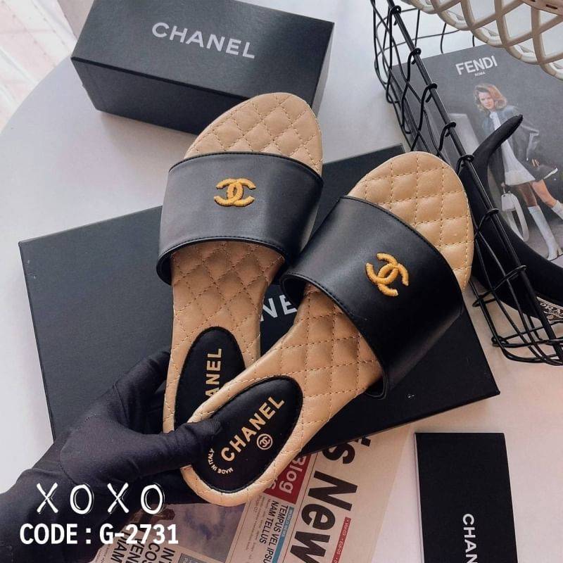 CHANEL SANDALS แตะสวม สวย เรียบ หรู งานชิค แมทส์ชุดง่าย น้ำหนักเบา วัสดุหนัง PU ปักเดินด้ายโลโก้แบรนด์ พื้นงานเย็บตาราง