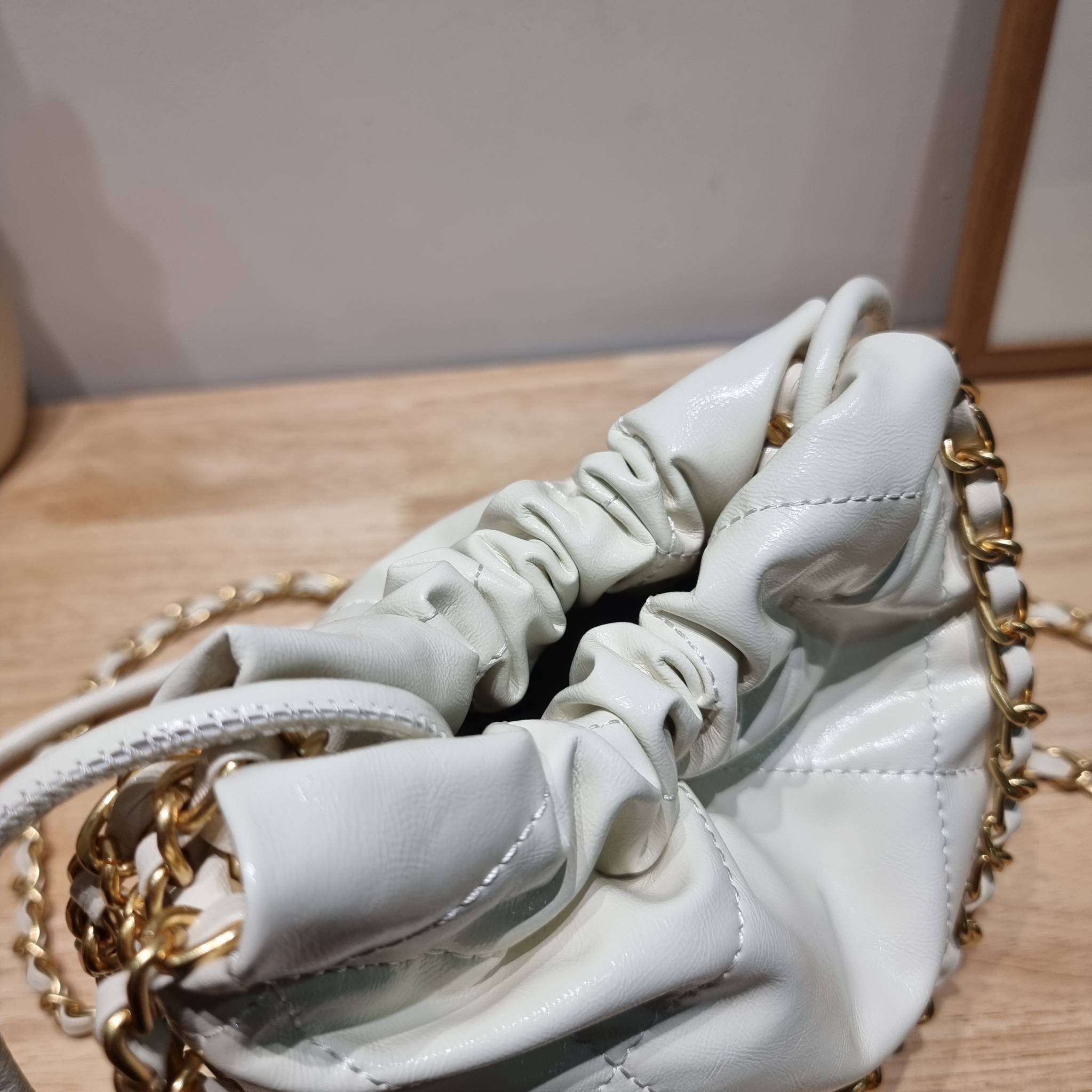 Chanel 22 mini bag / CHANEL 22 MINI HANDBAG พร้อมส่ง 4 สี กระเป๋าสะพาย ดีไซน์เรียบหรู โดดเด่นจากสายสะพายโซ่สีทอง และเหรียญโลโก้ ใช้ได้ง่ายๆไปเลยทุกโอกาส