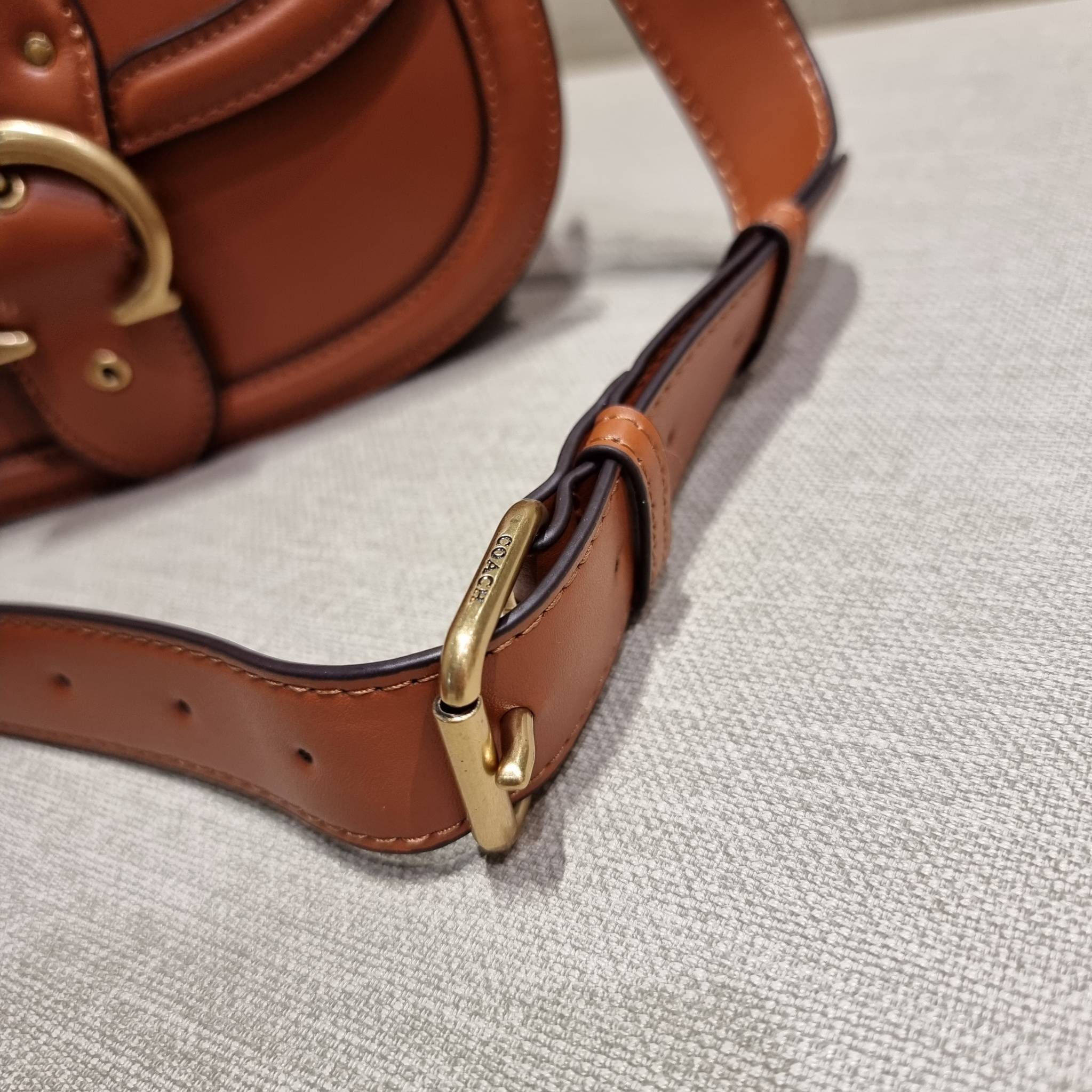 COACH C0749 BEAT SADDLE BAG The best item! ที่สาวๆรอคอย! ฮอตไฟลุก! สีหายาก ละมุนคุณหนู คอลเลคชั่นใหม่ ดีไซน์หรูหรา พิเศษมากๆมาพร้อมสายสะพาย 2 เส้น ใช้คู่กันหรือแยกสะพายก็สวยครบสูตร กระเป๋าสะพายทรง saddle คลาสสิค วัสดุหนัง glove-tanned ทนทาน เปิด-ปิดด้วยกร