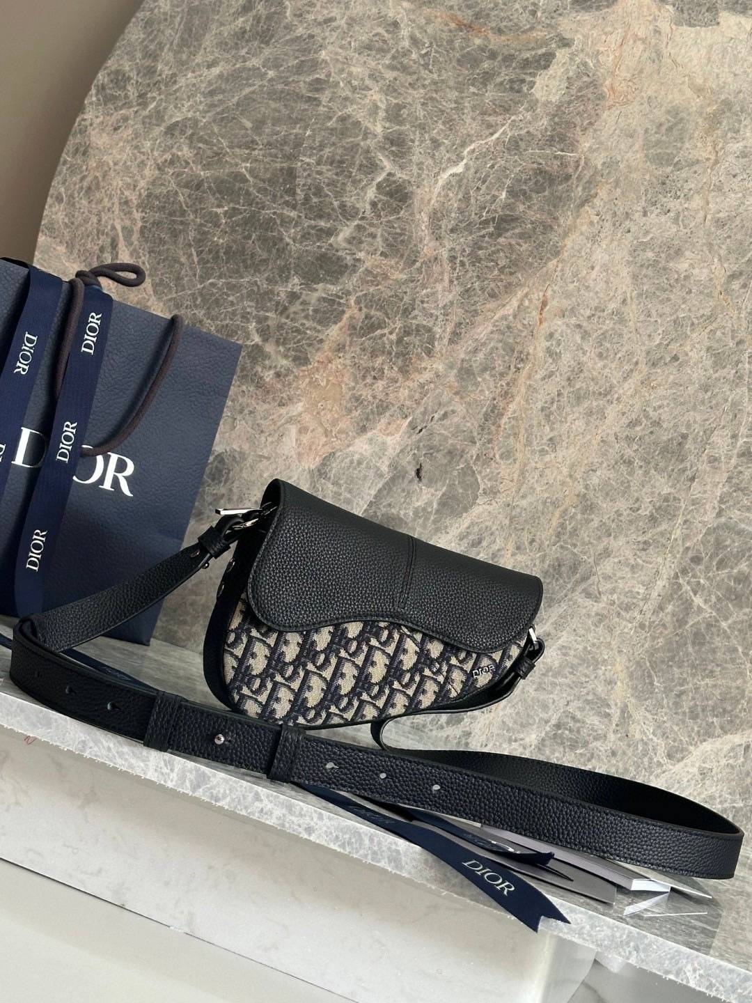 TOP ORI หนังแท้ | DIOR Mini Saddle Oblique jacquard Bag กระเป๋าสะพาย/คาดอกดีไซน์ไอคอนิกด้วยรูปทรงที่ทันสมัย รังสรรค์ขึ้นจากผ้าแจ็กการ์ดลาย สีเบจและสีดำ โดดเด่นด้วยฝาพับแม่เหล็กที่ทำจากหนังแท้ลายเกรนสีดํา เอกลักษณ์ของความหรู ไฮคลาสอย่างลงตัว