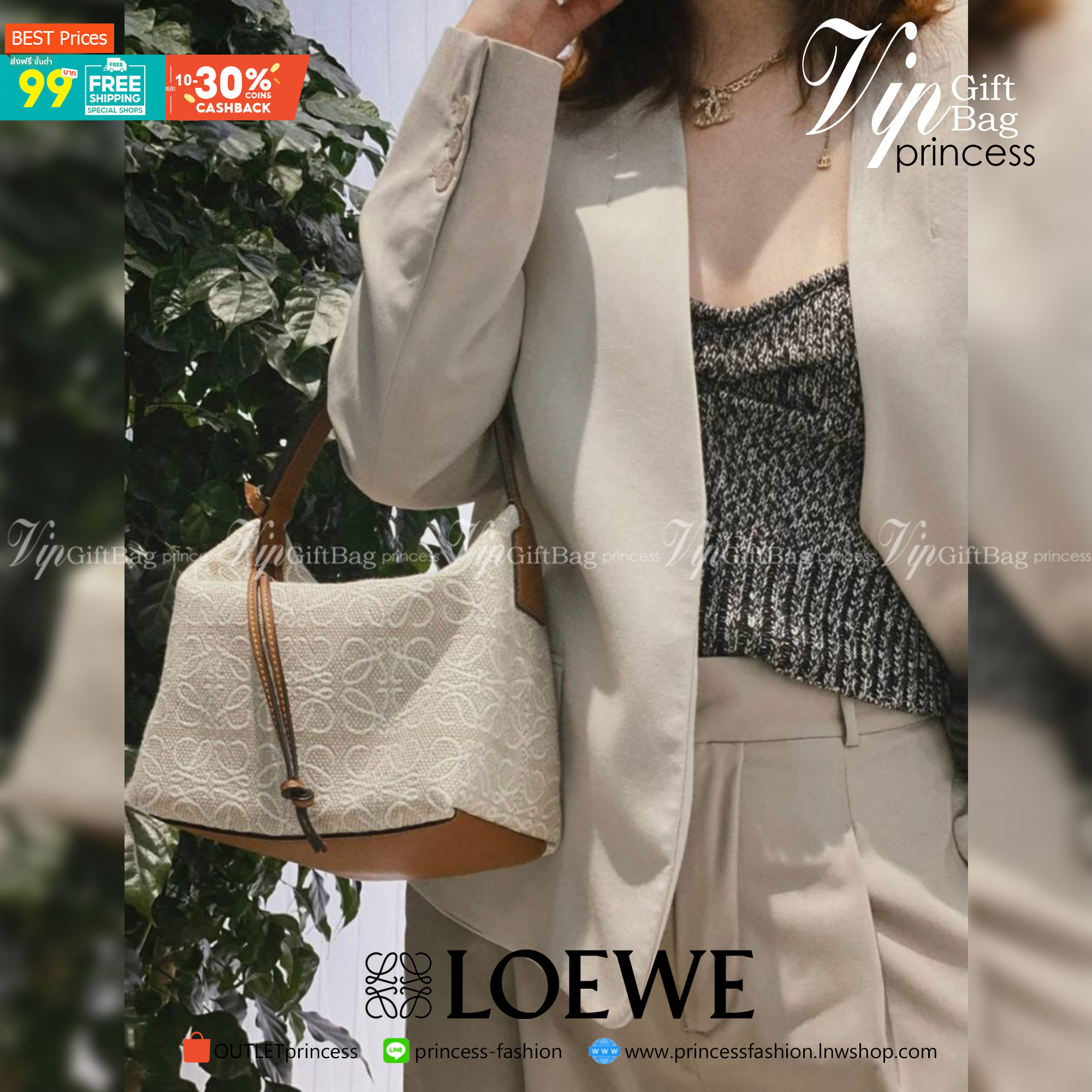 LOEWE CANVAS BAG VIP GIFT WITH PURCHASE (GWP) พรีเมี่ยมกิ๊ฟ Limited จาก LOEWE HAUTE PARFUME DUTYFREE COUNTER วัสดุ CANVAS ตัดหนังแท้ ดีไซน์ทรงยอดฮิตประจำปีเลย! ปักโลโก้แบรนด์บนผ้าทั้งใบเป็นเอกลักษณ์ เปิดปิดด้วยซิปยาวภายในโล่งกว้าง ใส่กระเป๋าสตางค์ยาว มือถ