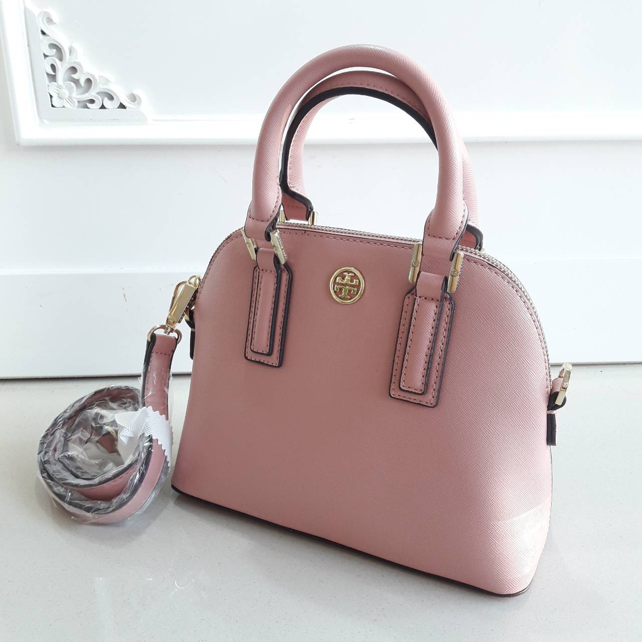 Don't Miss !! กระเป๋าแบรนด์ดัง TORY BURCH รุ่น SAFFIANO ZIP BAG กระเป๋าถือและสะพาย ลายหนัง saffiano อะไหล่ทองปั้มแบรนด์ ทรงสวยมาก ด้านหน้าติดโลโก้แบรนด์ เปิดปิดกระเป๋าด้วยซิปอย่างดีค่ะ ซับในเป็นผ้าทอลายแบรนด์สวยมากค่ะ มีช่องซิปหนึ่งช่อง ช่องเล็กสองช่