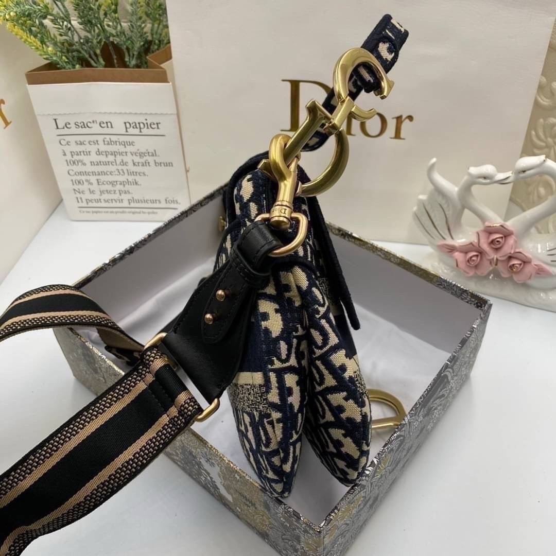 ORI หนังแท้ | Dior Saddle Bag Blue Dior Oblique Embroidery กระเป๋าสะพายทรงสวยไม่ซ้ำใคร กิมมิคในตัว ดูแพง ดีไซน์ย้อนยุค เรียบหรูเป็นเอกลักษณ์