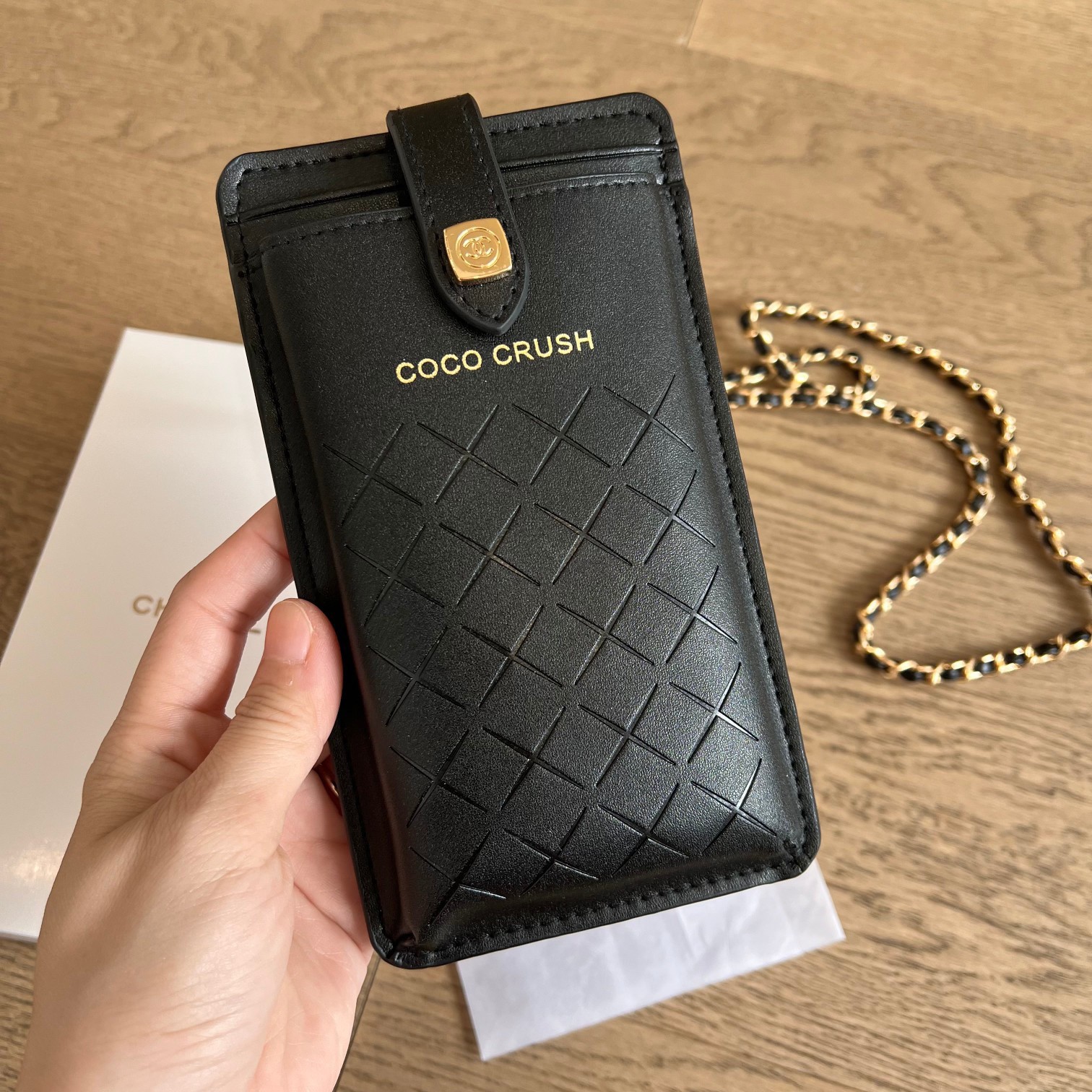 ด่วนมีจำกัด!! CHANEL COCO SMARTPHONE CASE AND CROSSBODY BAG กระเป๋าใส่มือถือ ใส่บัตร ที่มาพร้อมสายสะพายสวยหรู ตัวหนังนิ่ม ขนาดกำลังน่ารัก