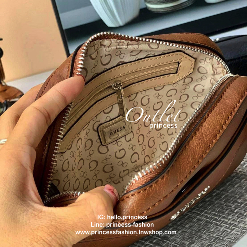 GUESS CROSSBODY BAG กระเป๋าสะพายรุ่นยอดนิยม วัสดุ Saffiano PU คุณภาพดี น้ำหนักเบา ด้านหน้าประดับด้วยโลโก้แบรนด์สุดหรู เปิดปิดกระเป๋าด้วยซิปสะดวกใช้ ด้านในโล่งกว้างมีช่องซิปและช่องเล็กสำหรับใส่ของ สามารถใส่มือถือได้ทุกรุ่น กระเป๋าสตางค์ใบสั้นได้ ซับในลายแบ