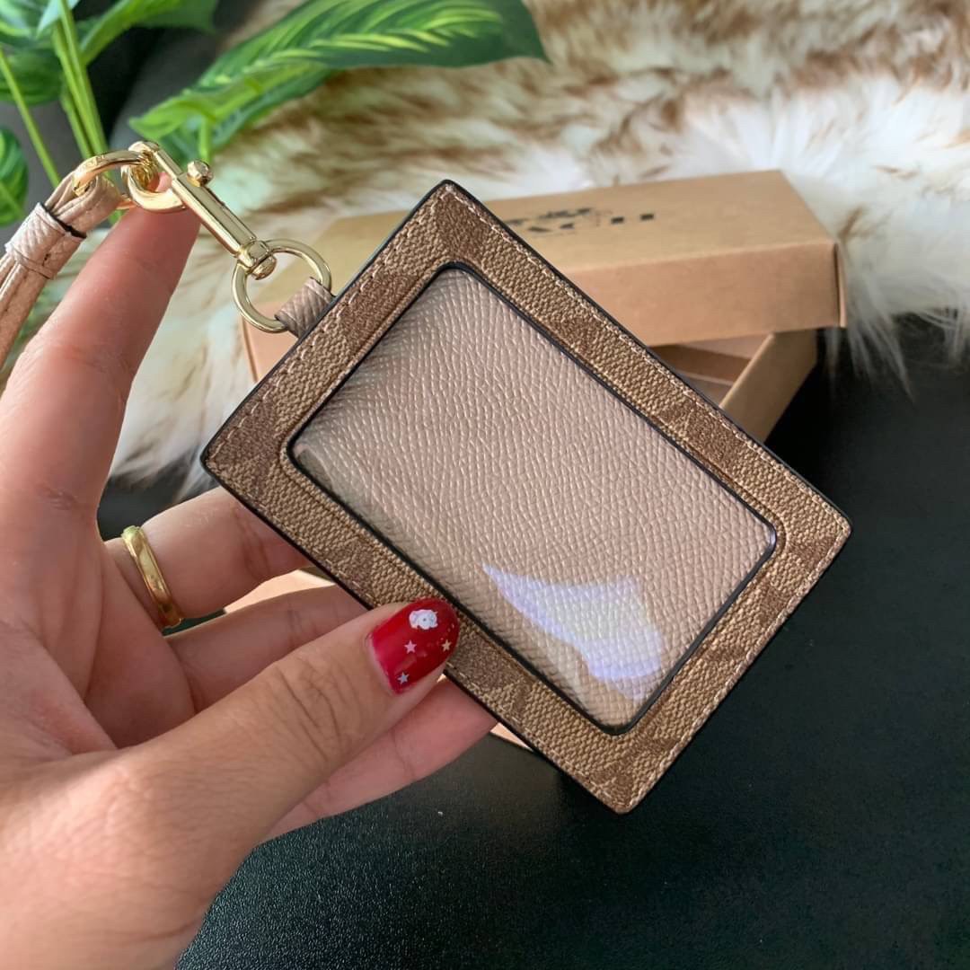 COACH F63274 ID LANYARD IN SIGNATURE COATED CANVAS กระเป๋าใส่บัตรคล้องคอ ลาย C ทั้งใบ ด้านหน้าตกแต่งชื่อแบรนด์ สวยมากกก ใส่บัตรพนักงาน และบัตรต่างๆ มาพร้อมสายคล้องคอ สายถอดออกได้ ตัวกระเป๋ามี 3 ช่องค่ะ