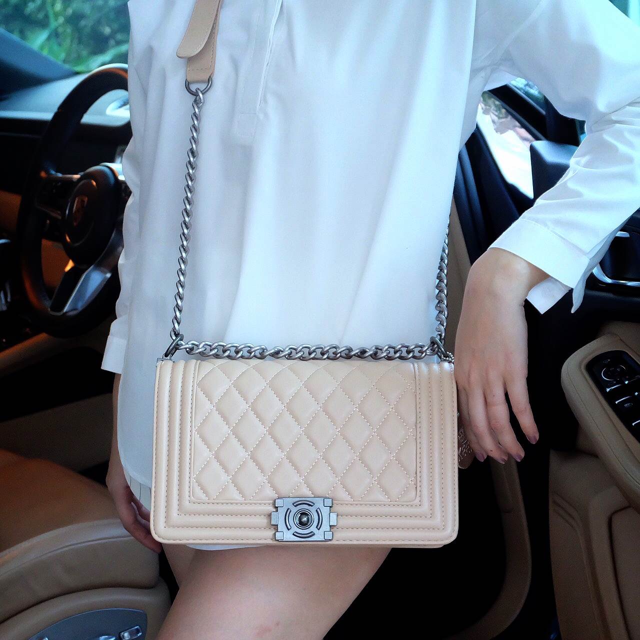 สีใหม่ รุ่นขายดี ' Cozy Beige ' !!!! KEEP Quited Boy Bag กระเป๋า ทรง boy style KEEP LOOK Cool มากๆ เลยน๊าใบนี้ ไม่มีถือว่า Out มากๆ 💘ตัวกระเป๋าอยู่ทรง ทำจากหนังแกะสังเคราะห์นิ่ม-ตึงสวย สายโซ่ มีที่รองไหล่ สะพายสบายคะ สายปรับ สั้น ยาวได้ค