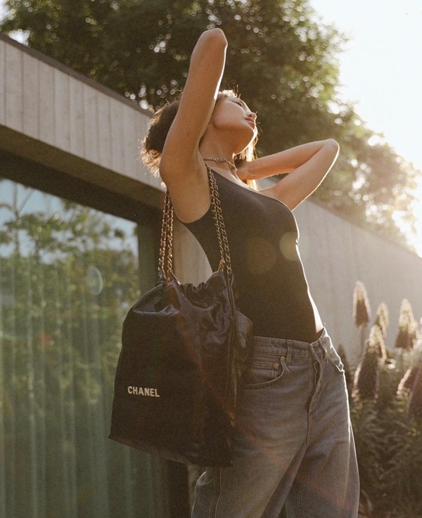 Small CHANEL 22 Handbag แรงเกินต้านที่สุดกับไอเท็มนี้ ที่สาวๆหรือใครๆก็ต้องมี มาในไซส์ใหญ่ รูปทรงใช้ง่ายขึ้น แต่ยังจุได้หนักๆเหมือนเดิม ดูหรูหรา เกินเรื่องที่สุด กับกระเป๋าสะพาย ดีไซน์เรียบหรู คลาสสิค แถมได้ใบลูกไปอีก