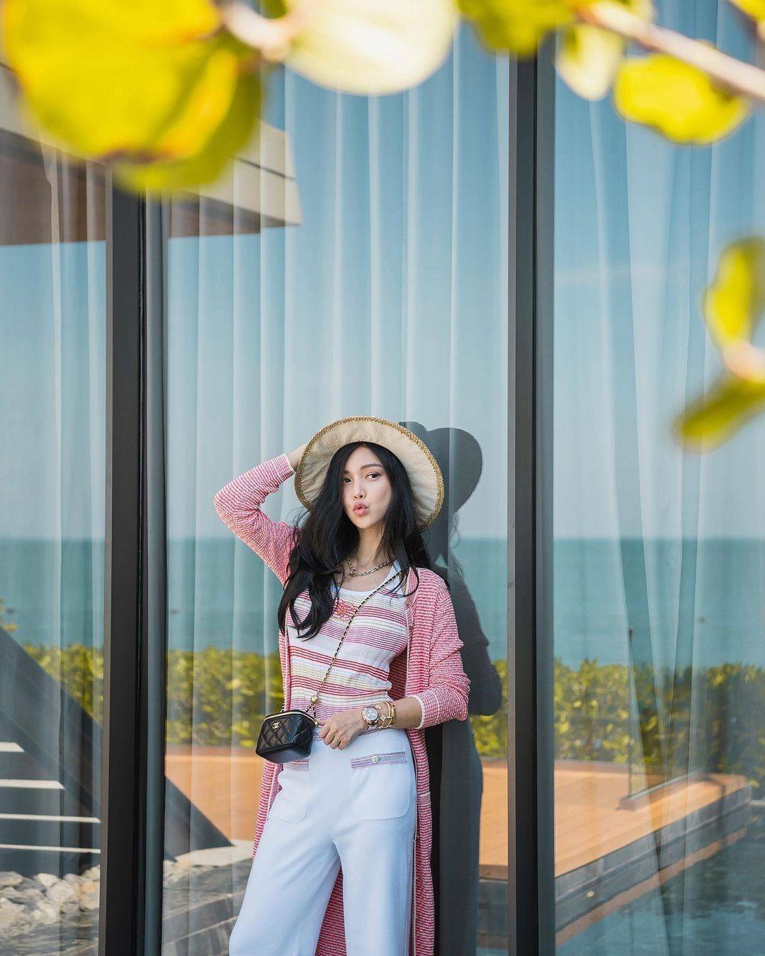 พรีเมี่ยมกิ๊ฟแท้ 100% 】Chanel Mini Clutch Bag With Chain VIP Gift With Purchase (GWP) กระเป๋าสะพายพรีเมี่ยมกิ้ฟทรงเหลี่ยมขนาดมินิสุดน่ารักดีไซน์สุดฮิตหนังเรียบสวยอยู่ทรงเปิดปิดด้วยซิปคู่สะดวกใช้ ด้านหน้าประดับโลโก้แบรนด์อะไหล่ทอง