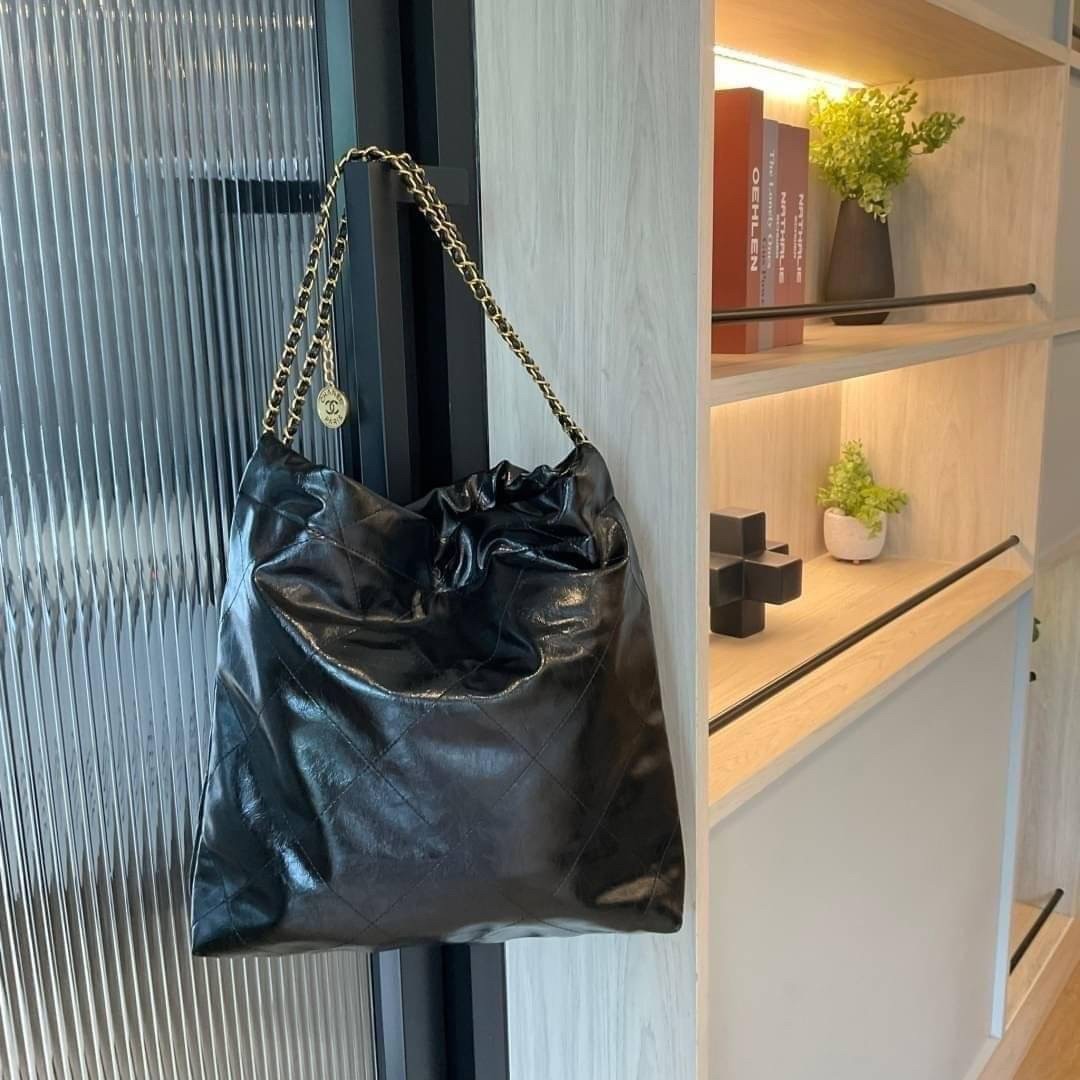 CHANEL 22 LEATHER HANDBAG พร้อมส่ง 2 สี ทรงยอดฮิตในปี 2023 กระเป๋าหิ้วหรือคล้องไหล่ได้ หนังอย่างดี หนังนิ่มมากๆ ยืดยุ่นได้ดีมีความทนทาน **ราคาพิเศษสุดคุ้ม งานสวยเกินราคา