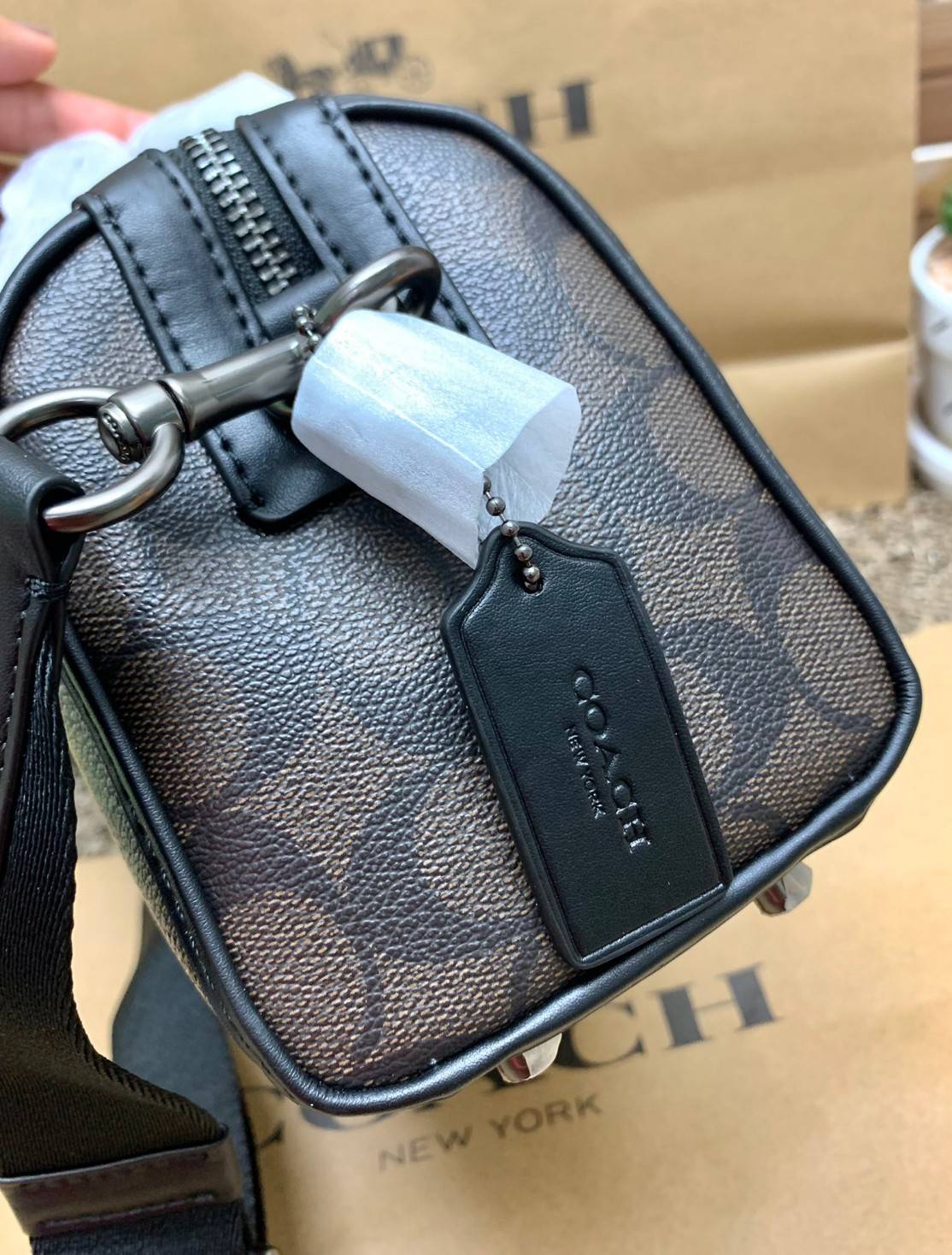 COACH GOTHAM DUFFLE 24 IN SIGNATURE CANVAS CA186 พร้อมส่ง กระเป๋าทรงหมอนรุ่นใหม่บ่าสุดปี 2022 รุ่นนี้สามารถใช้ได้ทั้งชาย//หญิง หนังแท้อย่างดี นิ่มทรงสวย มากๆค่ะ เปิด-ปิดกระเป๋าแบบซิปคู่ด้านบนมีกระดุมรวบหูหิ้วให้ด้วยนะคะ ภายในกระเป๋าสามารถใส่สัมภาระที่จำเป