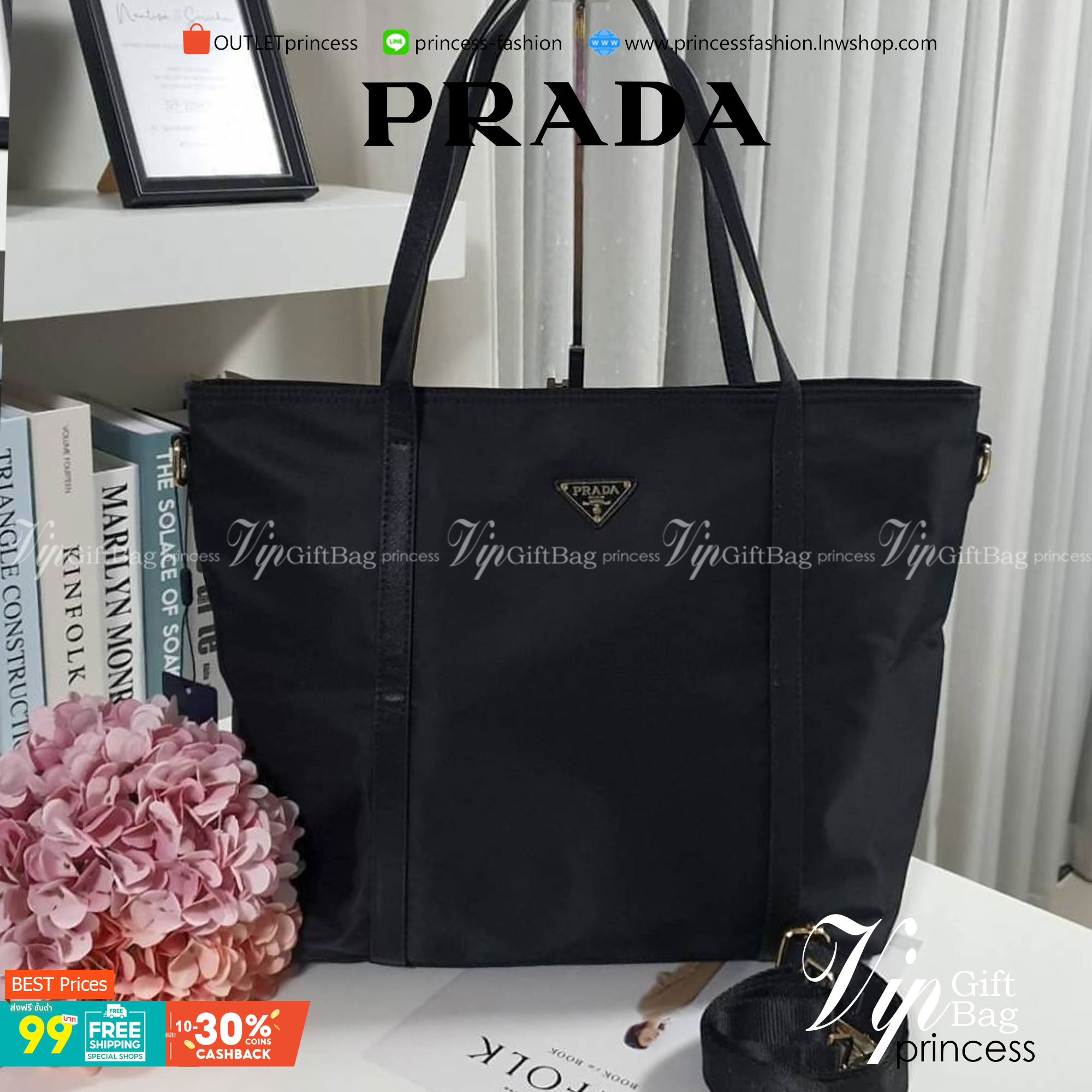 งานใบใหญ่ จากงานพรีเมี่ยมกิ้ฟ จากเคาเตอร์ต่างประเทศคะ แบรนด์ PRADA เป็น กระเป๋าผ้าไนล่อน ตามแบบฉบับของแบรนด์เลย หลงรักเลยคะ สะพายไหล่ได้ ถือก็สวยๆ ใช้แล้วสวยมากๆ มาพร้อมสายสะพายยาว ใส่ของได้เยอะเว่อร์ IPAD สมุด หนังสือ ขวดน้ำ ใส่ได้สบาย คุ้มราคามากคะ ห้าม