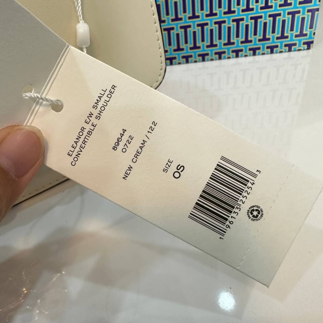 TORY BURCH ELEANOR SMALL LONG CONVERTIBLE SHOULDER กระเป๋าสะพายทรงยาว E/W Eleanor Convertible สูดหรู ดูแพง หนังแท้ เรียบสวยหรู โดดเด่นด้วยป้ายโลโก้สีทอง ลาย Double T อันเป็นเอกลักษณ์ ภายในช่องโล่งกว้างสามารถใส่โทรศัพท์ได้ทุกรุ่น สามารถใส่กระเป๋าสตางค์ใบยา