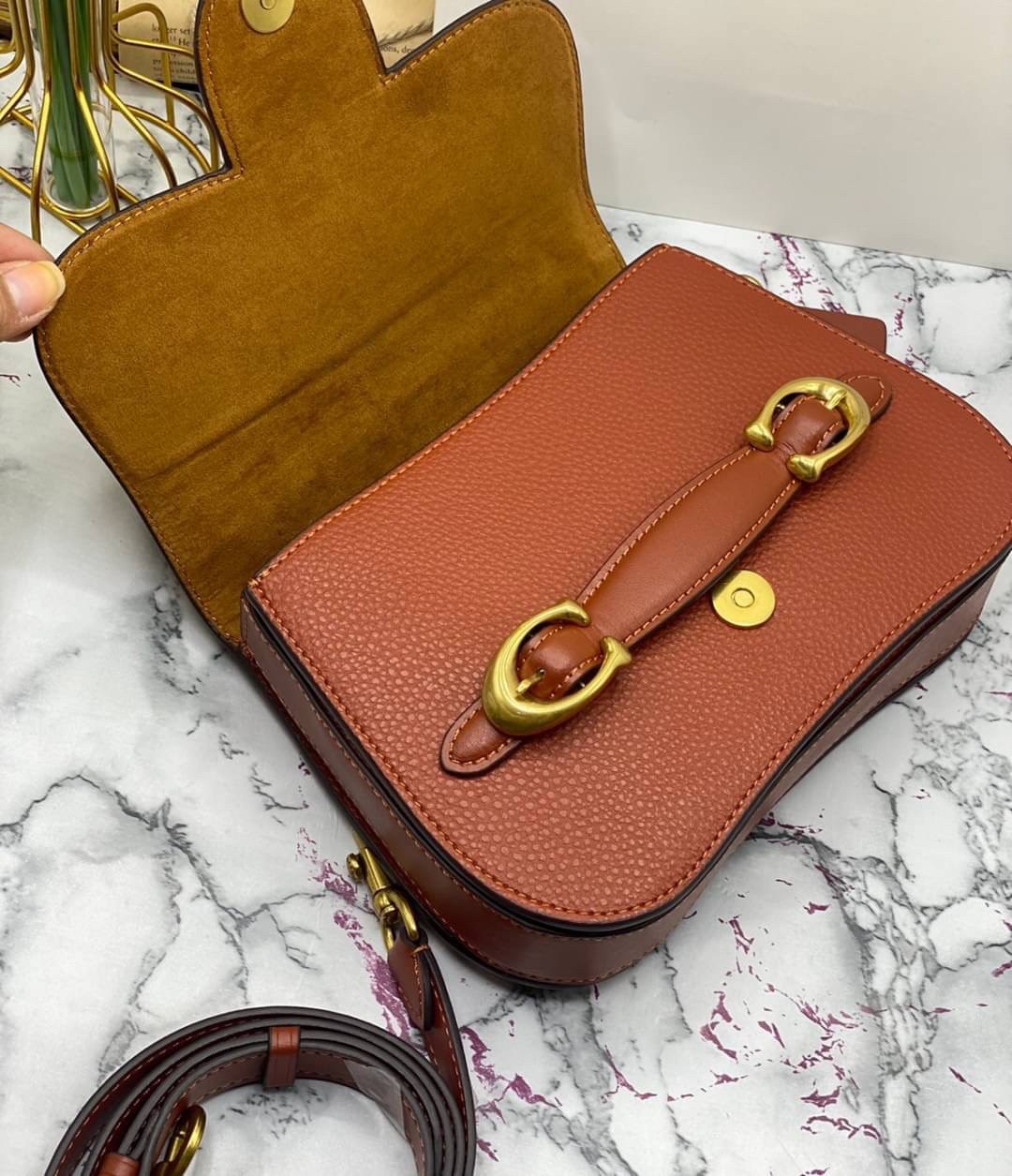 มาใหม่ กรุบกริบ สวย หรูมาก พร้อมส่งที่ไทย COACH SHOULDER BAG กระเป๋าสะพายครอสบอดี้ร์ มีหูถือได้ ใช้งานได้ 2 แบบเลยค่ะ วัสดุหนังแท้ชั้นดีที่สุด! หนังสวย บวกกับอะไหล่แบรนด์ที่ดูเด่นคลาสสิคตรงด้านหน้าค่ะ ใบจริงทั้งสวย ทั้งดูดี คลาสสิค มากๆด้วย แมทได้กับทุกชุ