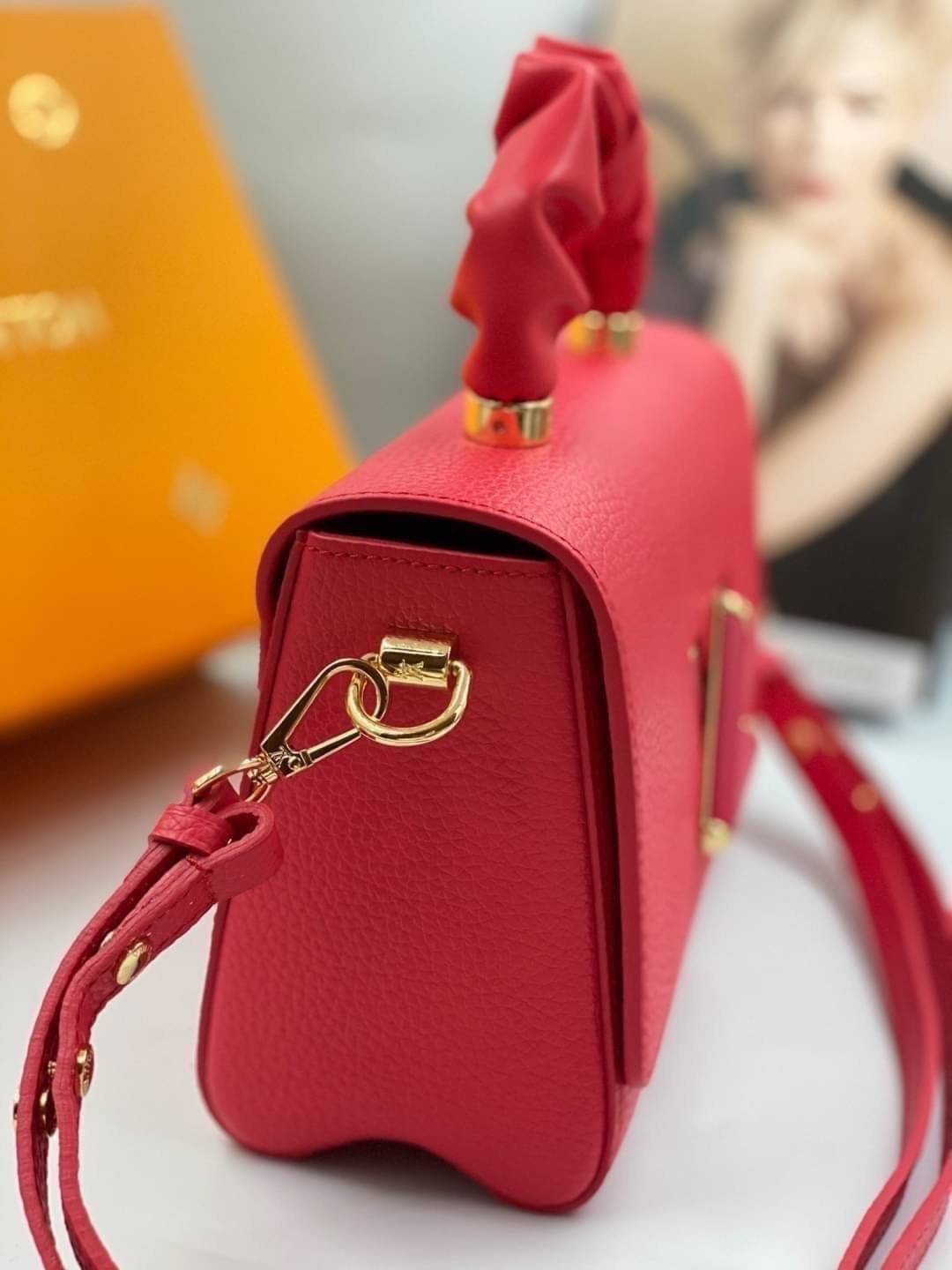 หนังแท้ LOUIS VUITTON Scrunchie Twist Bag พร้อมส่งที่ไทย เกรดออรินอลงานหนังแท้ทั้งใบ ภาพสินค้าถ่ายจากงานขายจริง ใช้งานต่างประเทศได้