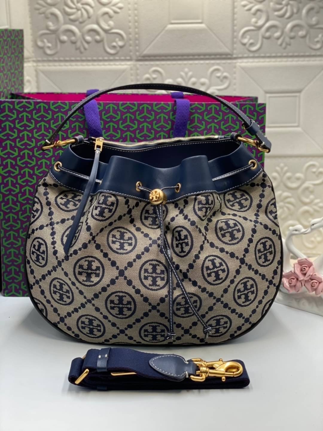 Tory burch t monogram jacquard drawstring hobo กระเป๋าถือและสะพายข้างทำจากผ้าใบ jacquard ตัดด้วยหนังแท้ อีกหนึ่งคอลเลคชั่นจาก T monogrameที่ออกแบบมาในรูปทรงกระเป๋า hobo ทรงสวย มีสไตล์เป็นทรงที่สาวๆนิยมใช้