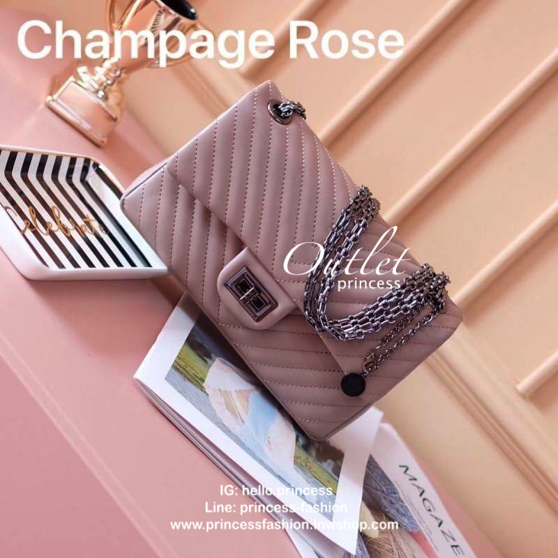 KEEP shoulder chevron chain handbag ( อะไหล่ รมควันดำ ) สวย หรู มากๆ เลยน๊า กระเป๋าอยู่ทรง ใครชอบส่งวันนี้ห้ามพลาดเลยนะคะ สายโซ่สะพายสบายคะ สายปรับ สั้น ยาวได้คะ ภายในสีแดง มีช่องใส่ของจิกจิงหลายช่องแบ่งเก็บของเป็นสัดส่วนมากๆคะ *ใบจริงสวยมาก เข้ากับชุดได้