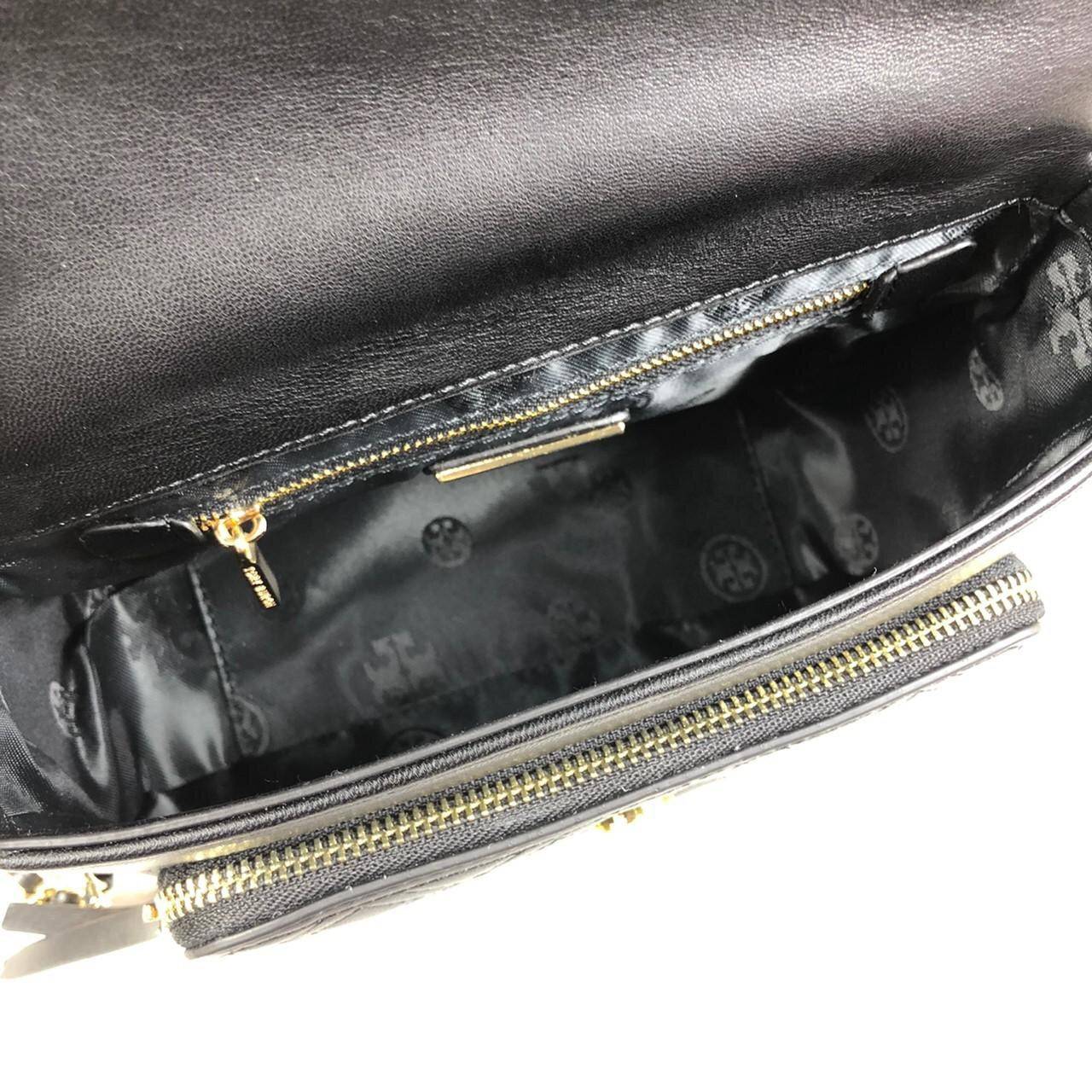 กระเป๋าสะพาย TORY BURCH เปิด - ปิดกระเป๋าด้วยกระดุมแม่เหล็ก ด้านในโล่ง มีช่องซิป 2 ช่อง ด้านหลังมีช่องอีก 1 ช่อง