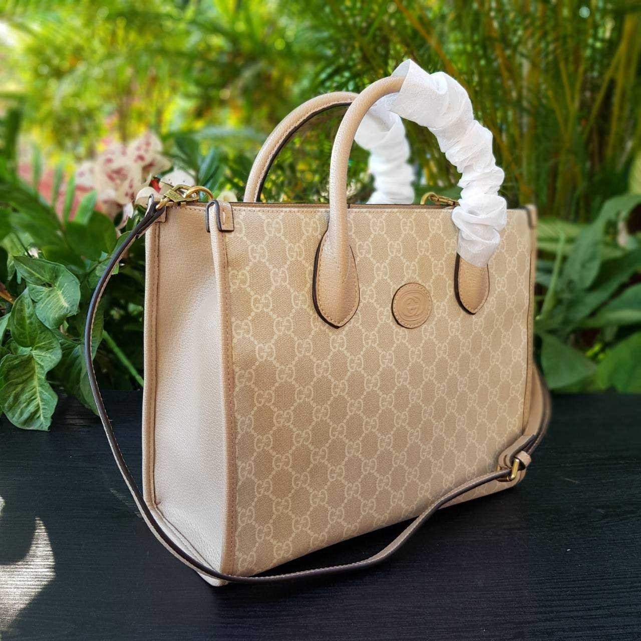 GUCCI Small tote bag with Interlocking G กระเป๋าทรงTOTE ใบใหญ่สุดหรูหรา คลาสสิค จุของได้เยอะ มาพร้อมสายสะพายยาว สามารถถอดเก็บได้ ใช้ได้ทุกโอกาส เป็นอีกรุ่นที่โดดเด่นมากๆ
