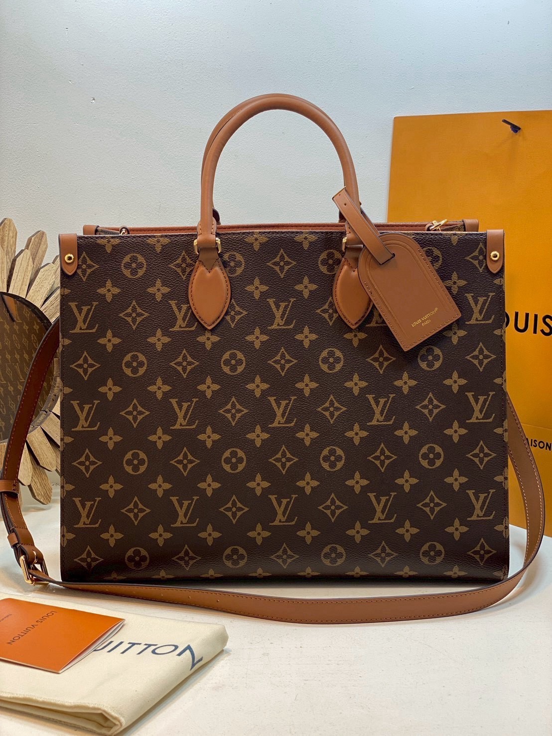 TOP ORI หนังแท้ | LV OnTheGo Organizer Bag 37cm กระเป๋าสะพายทรงโท้ทใบใหญ่ คู่หูที่สมบูรณ์แบบสำหรับชีวิตในเมือง รังสรรค์จาก Monogram แคนวาสอันเป็นเอกลักษณ์ของเมซง