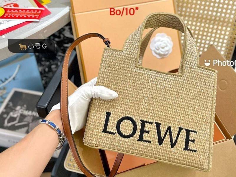 LOEWE logo raffia tote bag / Loewe Tote Bag กระเป๋าโท้ท รูปทรงสวยงามสานเต็มใบ และยังโดดเด่นด้วยโลโก้ สีโทนอุ่น ทำให้ไอเท็มนี้ ภายในกระเป๋าใหญ่โล่งกว้าง ใบนี้เหมาะกับสายแฟชั่นมากๆ