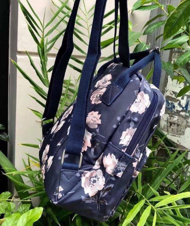 Cath Kidston Multi Strap Backpack กระเป๋าสะพายเป้รุ่นมินิ แบรนด์ดังสไตล์วินเทจสุดฮิต วัสดุ Canvas เคลือบกันน้ำสามารถเช็ดทำความสะอาดง่าย เปิดปิดกระเป๋าด้วยซิปสะดวกใช้ ด้านหน้าประดับโลโก้แบรนด์สวยโดดเด่น พร้อมช่องซิปด้านหน้ากระเป๋าอีกหนึ่งช่องใช้งาน ด้านในโ