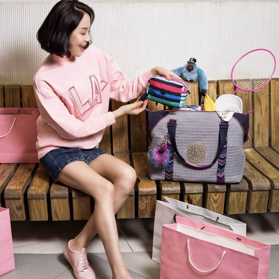 BEST SELLER! NEW! KIPLING ART TOTE BAG กระเป๋าถือหรือสะพายรุ่นใหม่ Special Limited Edition วัสดุ Nylon+Polyester 100% น้ำหนักเบาโดดเด่นที่สามารถรูดซิปมุมกระเป๋าเปลี่ยนทรงได้ไม่จำเจ มีหูหิ้วสะพายไหล่เเละสายยาว crossbody เลื่อนปรับระดับได้ มือจับหูหิ้วเป็นห