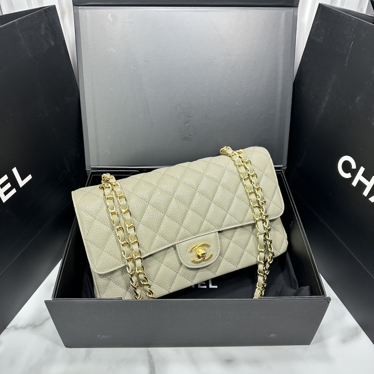 ORI หนังแท้ | ORI หนังแท้ | CHANEL Classic 25cm shoulder bag กระเป๋าสะพายรุ่นยอดนิยม หรูหราระดับตำนาน สวยงามเหนือกาลเวลา