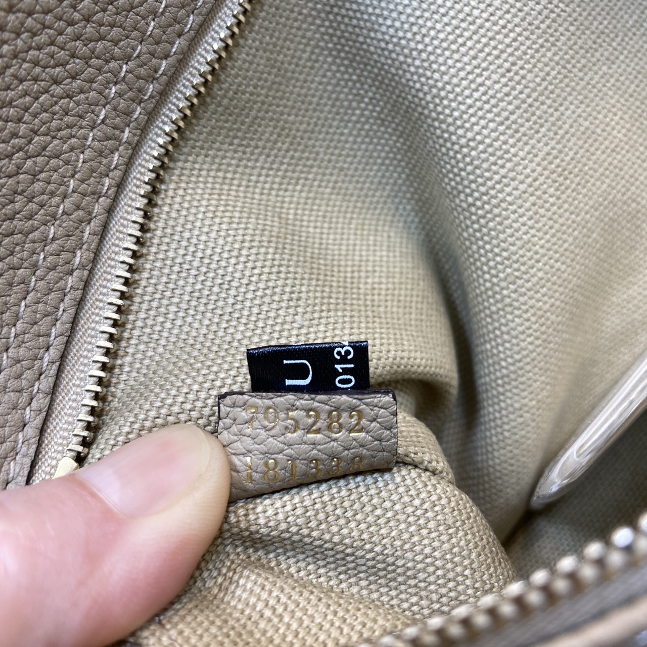 GUCCI MEDIUM TOTE BAG WITH HOOK CLOSURE / Gucci medium tote bag กระเป๋าทรงโท้ทสไตล์ใหม่ล่าสุด เกรดออริ 1:1 สลับแท้ ใช้งานต่างประเทศได้ ภาพถ่ายจากงานจริง