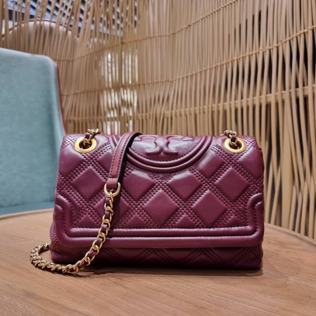 TORY BURCH FLEMING SOFT CONVERTIBLE SHOULDER BAG รุ่นหายากที่สาวๆตามหา มาพร้อมเสิร์ฟความสวยถึงบ้านไปเลยจ้า รอบนี้คัดสีสวยๆมาให้ได้ช้อปกันอย่างจุใจไปเลย กระเป๋าสะพายไหล่ หนังแท้นิ่มเต็มใบ สวยหรูดูแพง เปิด-ปิดด้วยตัวกดล็อคแน่นหนา สายสะพายในตัวปรับใช้ได้ 2 แ